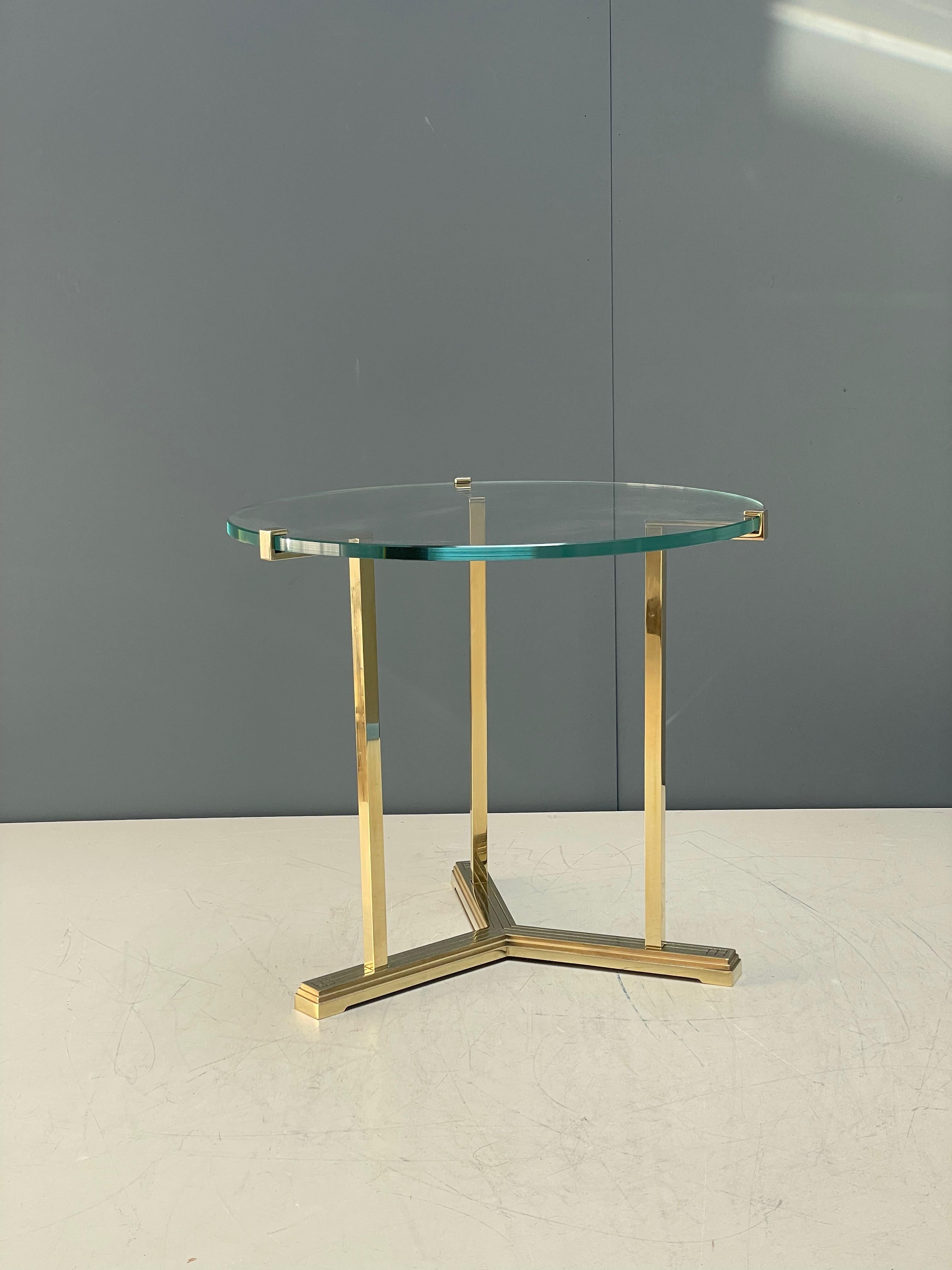Art Deco small round table. Glass top of 15 mm clear glass. Frame solid brass polished finished. Will get patina when aged. End table is designed by Peter Ghyczy and hand-crafted in the Ghyczy atelier in the South of the Netherlands. 

We are