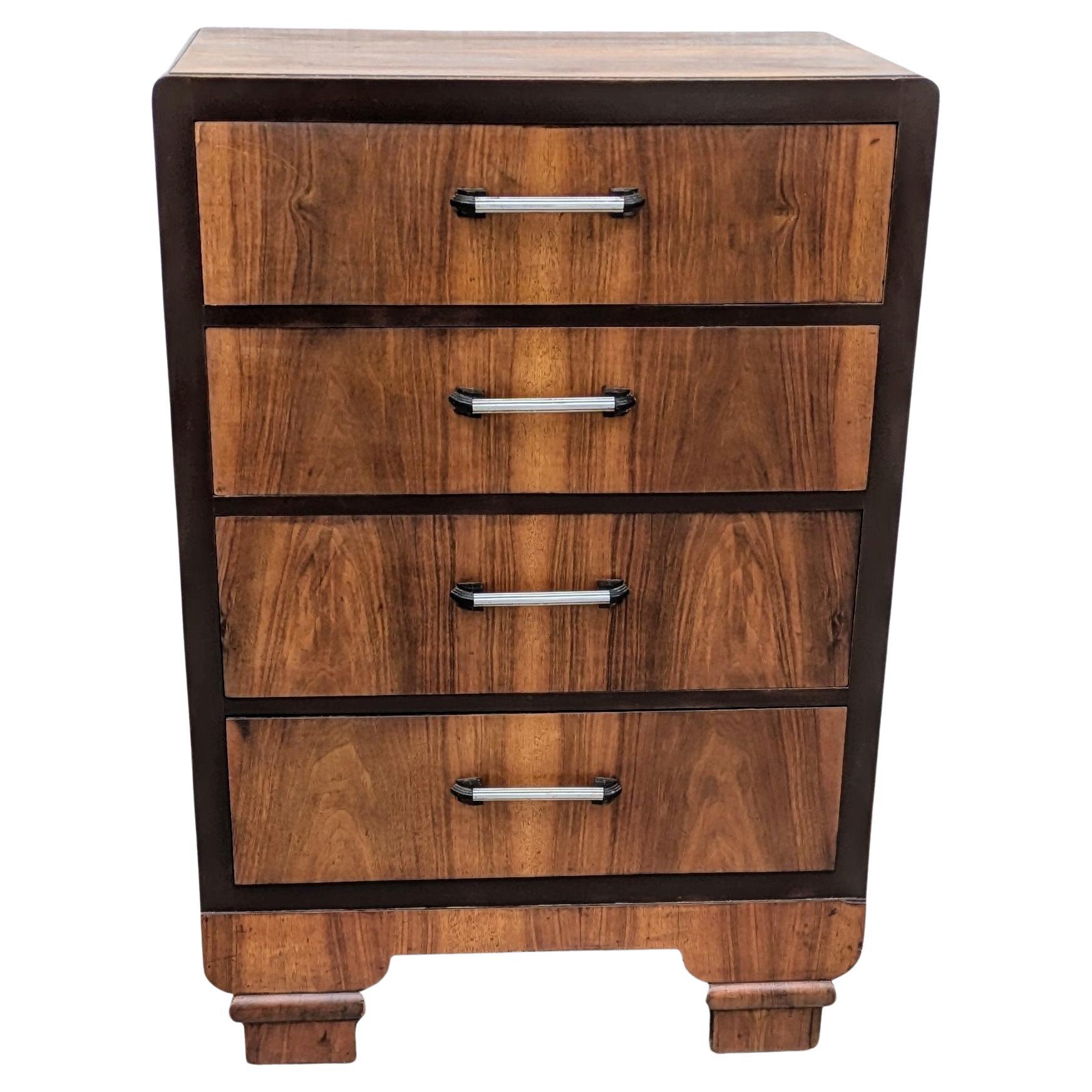 Art Deco Small Walnut Chest Of Four Drawers, English c1930's In Good Condition For Sale In Devon, England