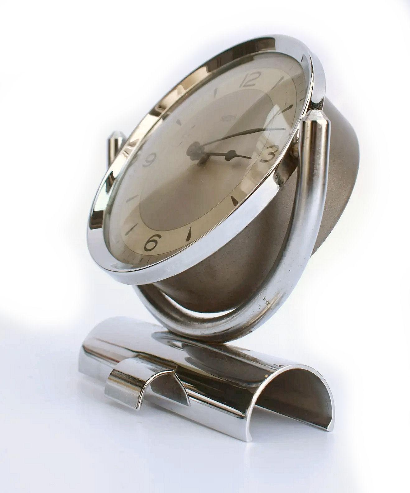 Nous vous présentons cette très élégante horloge Art Déco anglaise en chrome fabriquée par les horlogers britanniques 