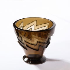 Vase Art Déco en verre fumé gravé à l'acide avec motif Zig Zag signé Daum Nancy