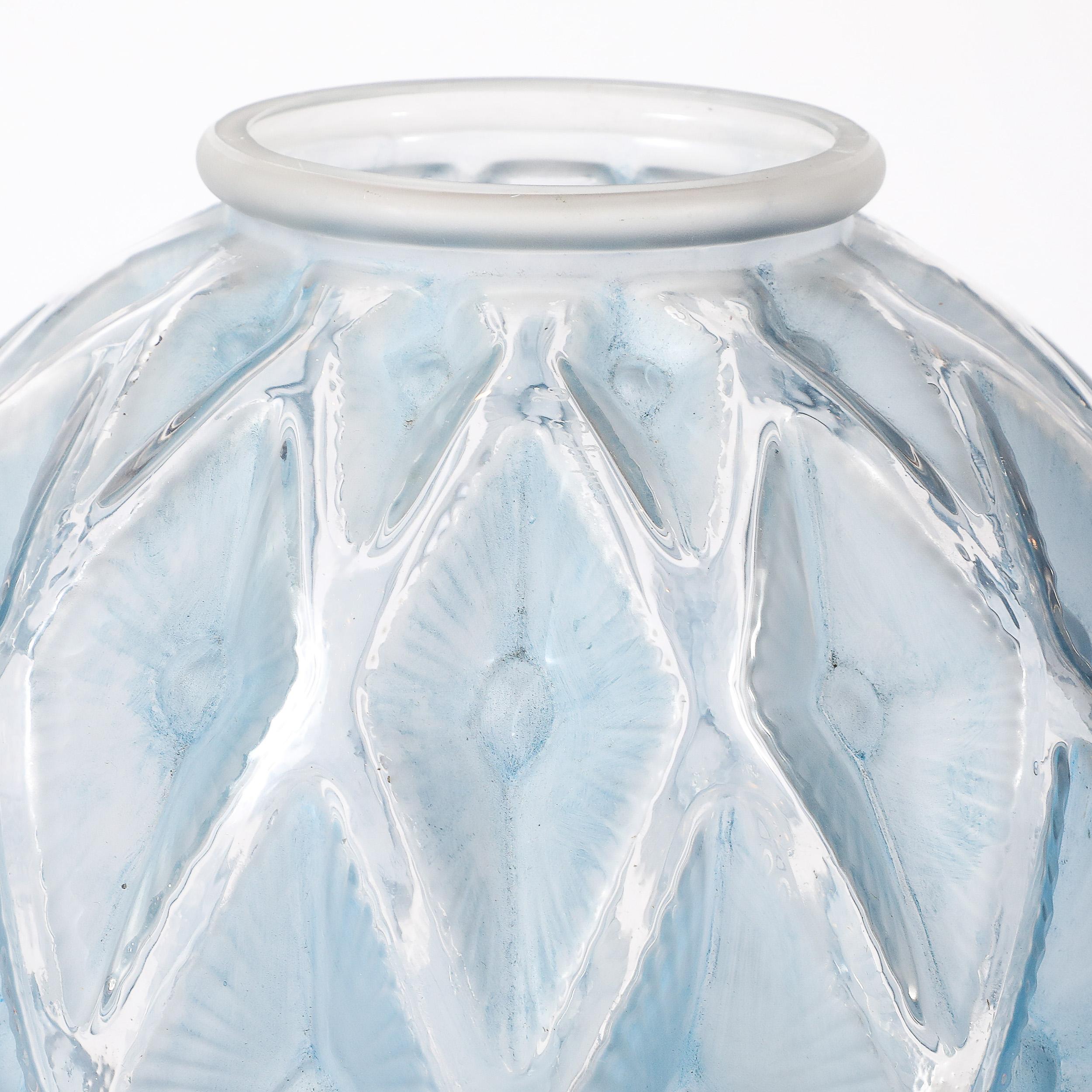 Vaso in vetro trasparente e smerigliato Art Deco Smoked Cerulean Hue firmato Lalique in vendita 3