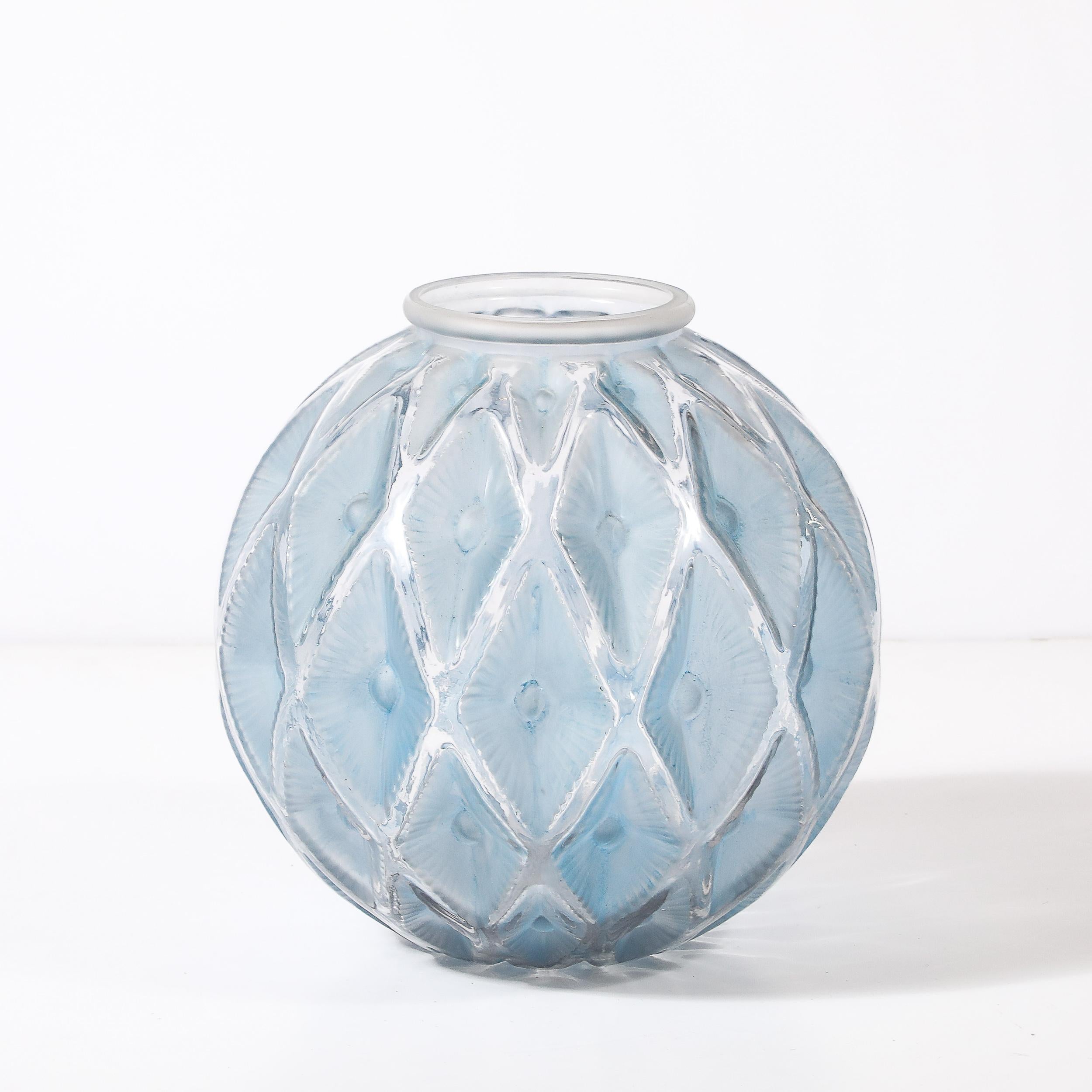 Questo straordinario vaso Art Déco, disegnato dal leggendario René Lalique e realizzato in Francia intorno al 1935, è un esempio straordinario della sua arte innovativa e della sua maestria nella lavorazione del vetro. La combinazione di vetro