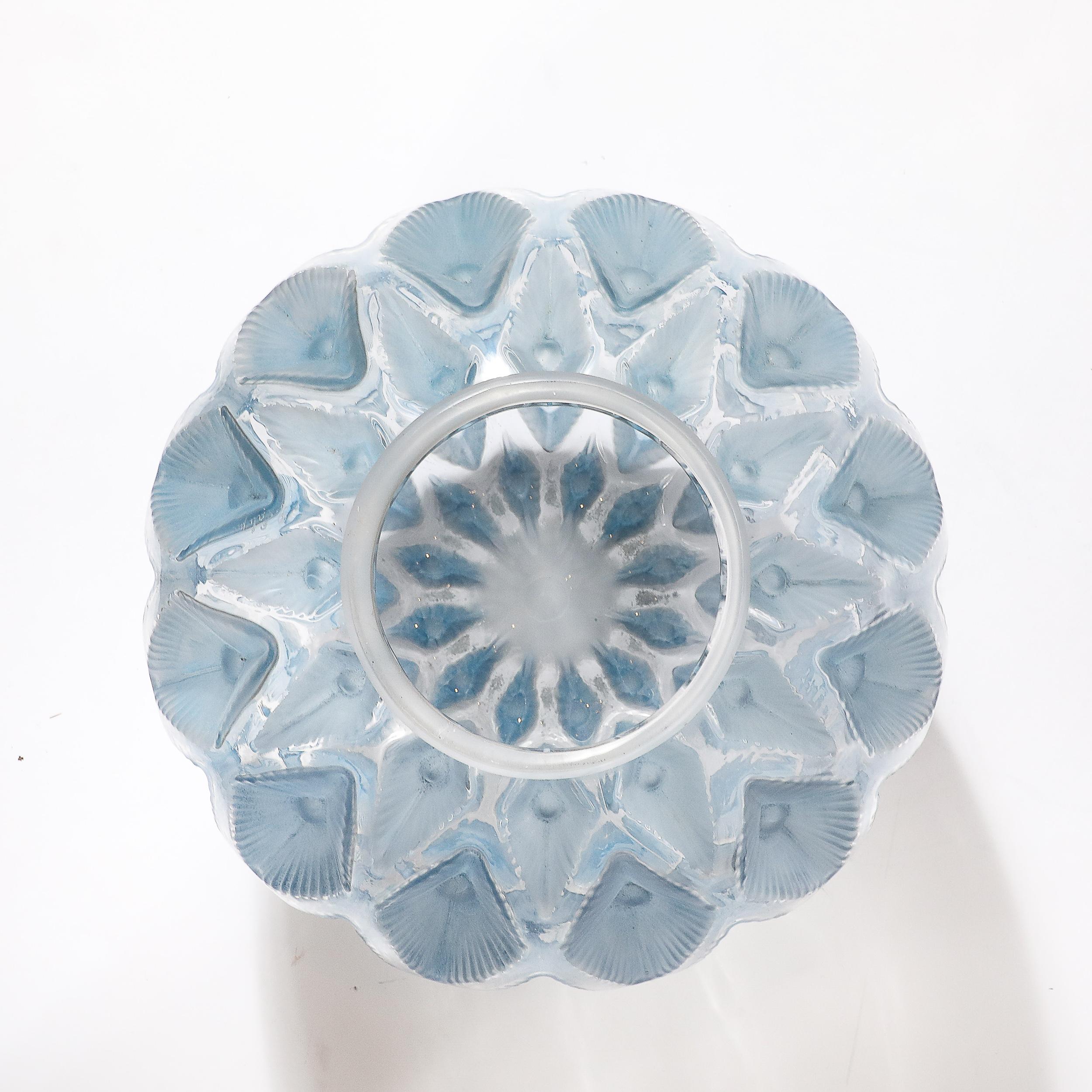 Art Déco Vaso in vetro trasparente e smerigliato Art Deco Smoked Cerulean Hue firmato Lalique in vendita