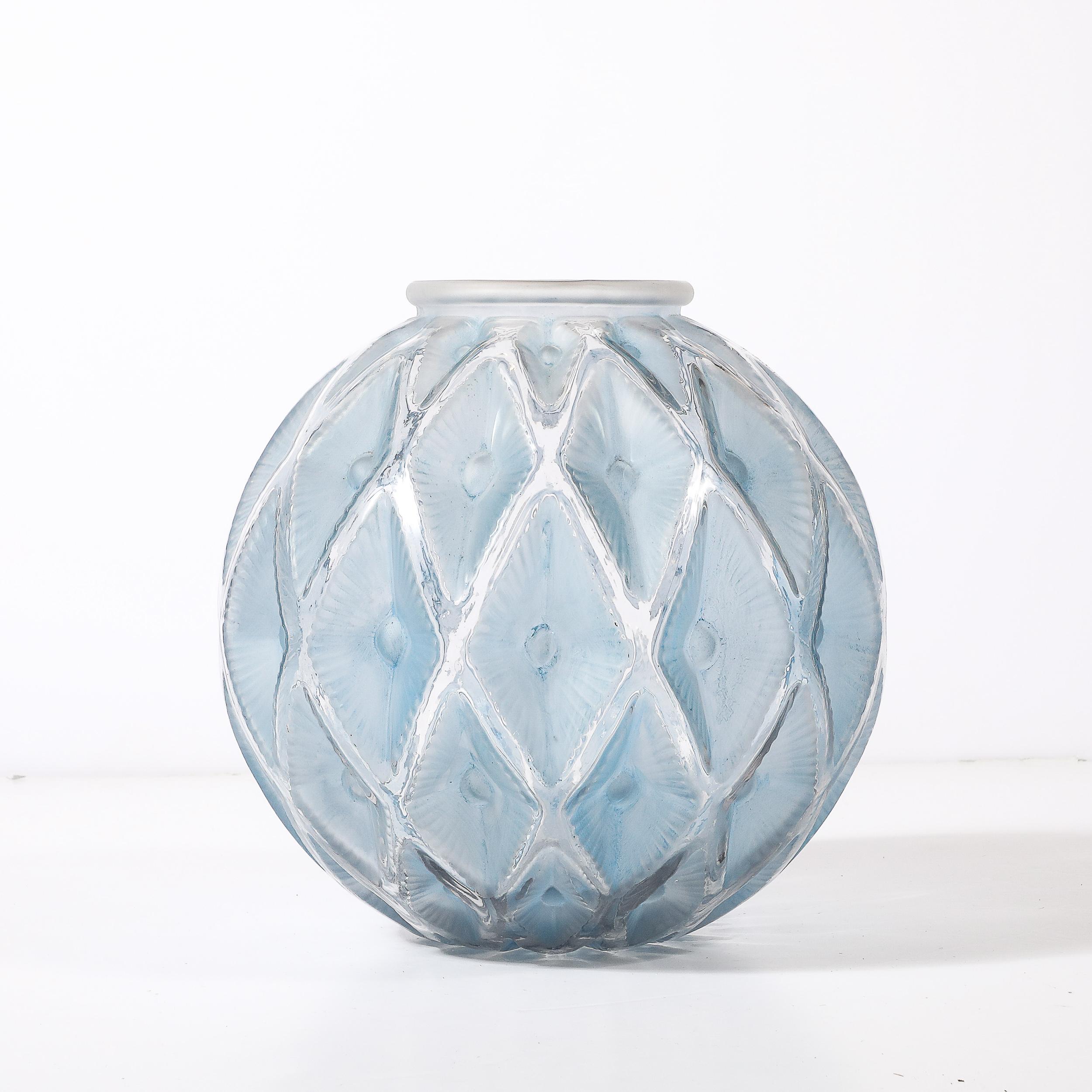 Francese Vaso in vetro trasparente e smerigliato Art Deco Smoked Cerulean Hue firmato Lalique in vendita