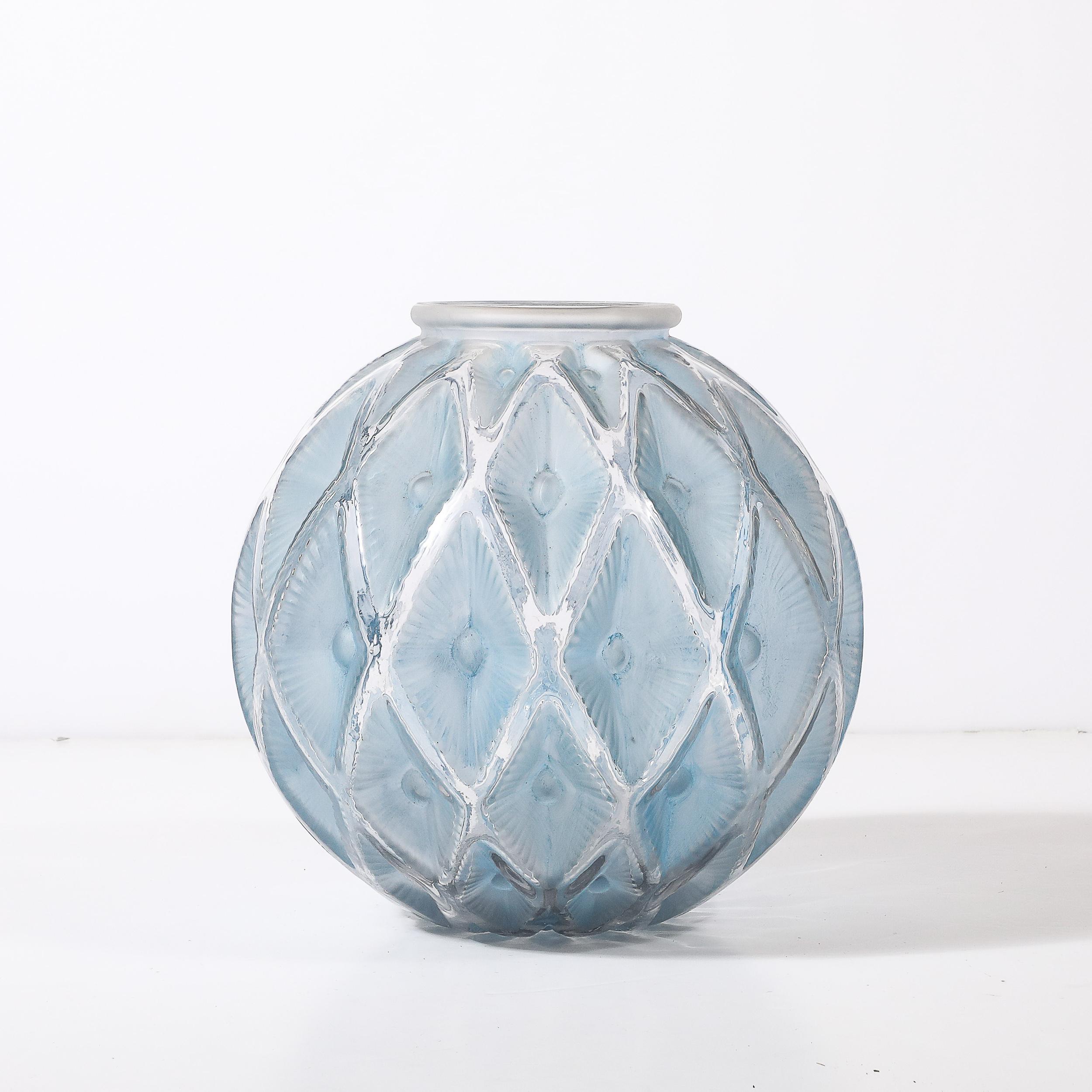 Metà XX secolo Vaso in vetro trasparente e smerigliato Art Deco Smoked Cerulean Hue firmato Lalique in vendita