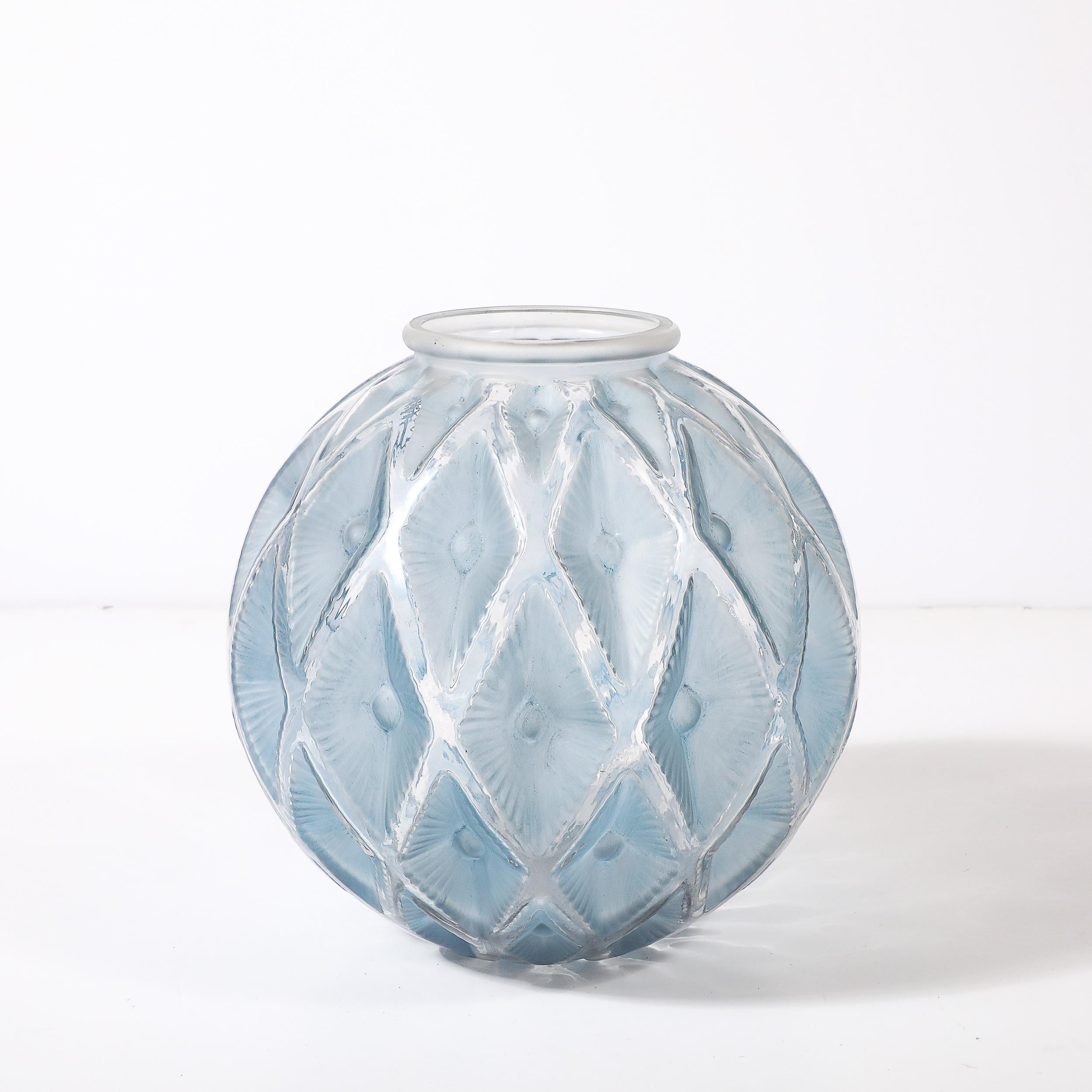 Vetro Vaso in vetro trasparente e smerigliato Art Deco Smoked Cerulean Hue firmato Lalique in vendita