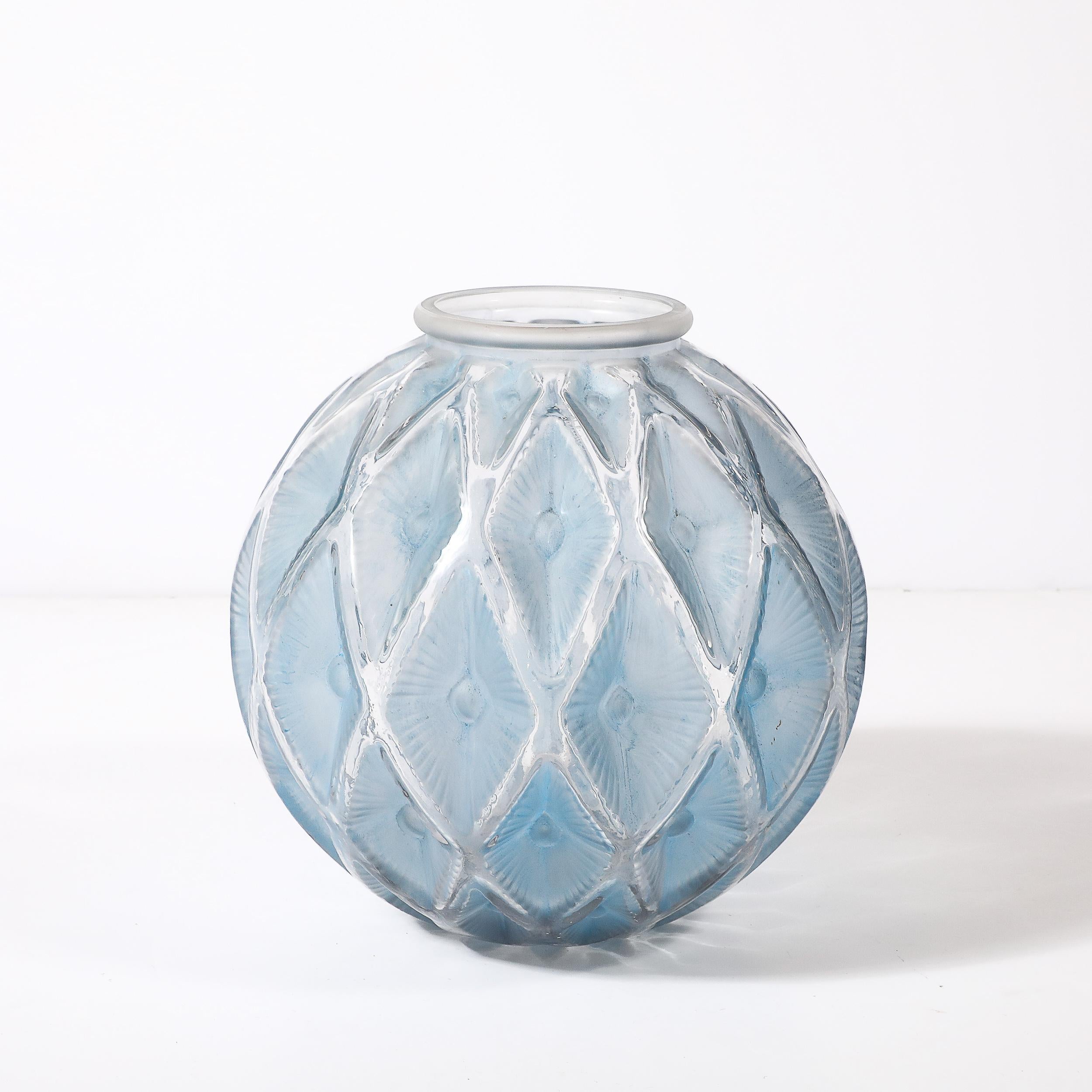 Vaso in vetro trasparente e smerigliato Art Deco Smoked Cerulean Hue firmato Lalique in vendita 2