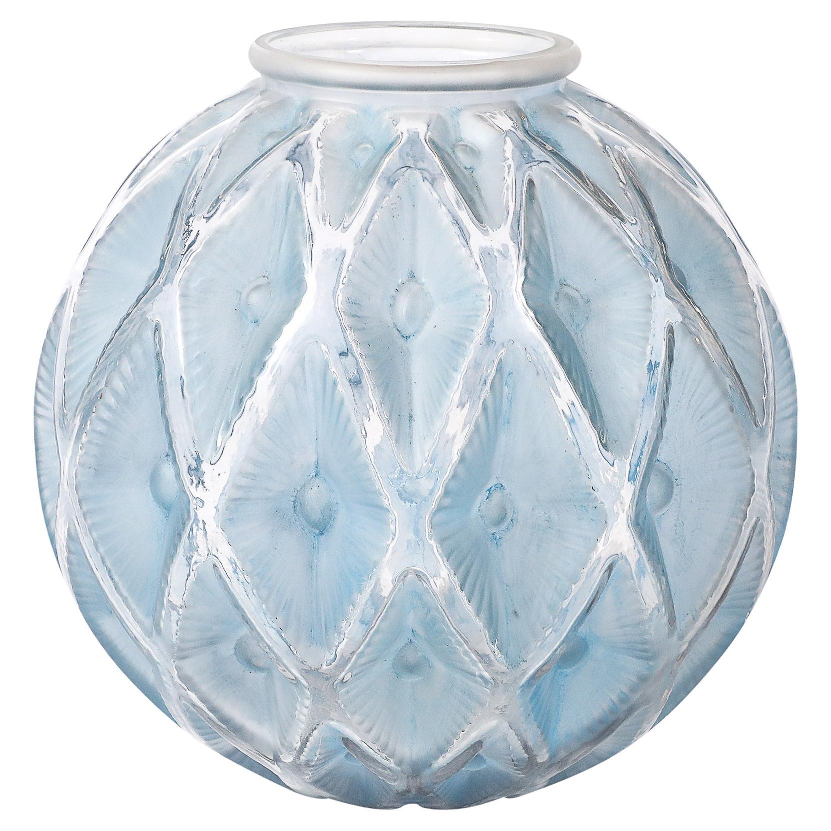 Vaso in vetro trasparente e smerigliato Art Deco Smoked Cerulean Hue firmato Lalique in vendita