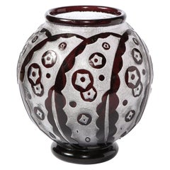 Vase en verre givré Art Déco fumé & avec détails cubistes noirs Signé Daum Nancy