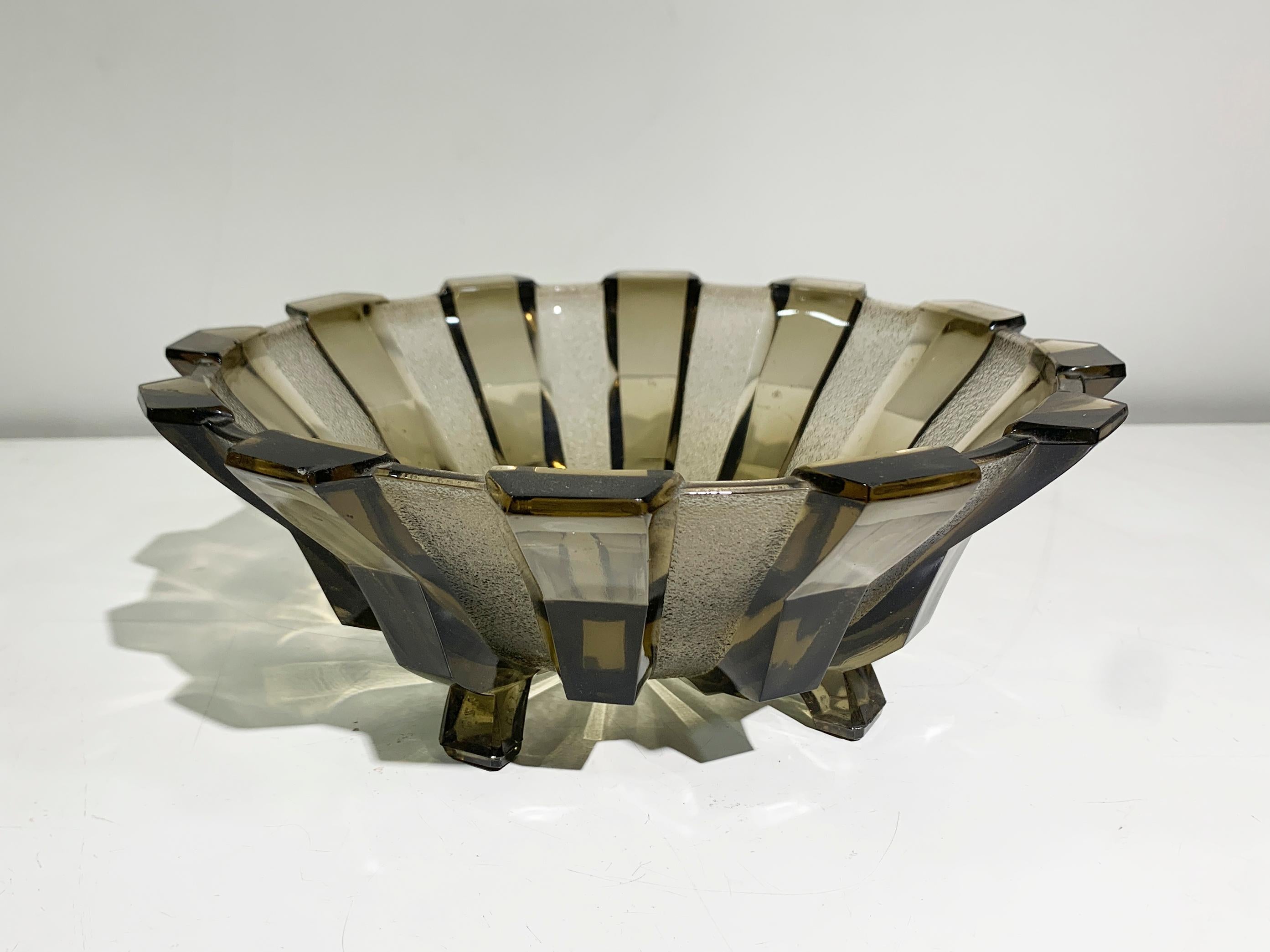 Cuenco de vidrio ahumado Art Déco, Francia, hacia 1930 Art Decó en venta