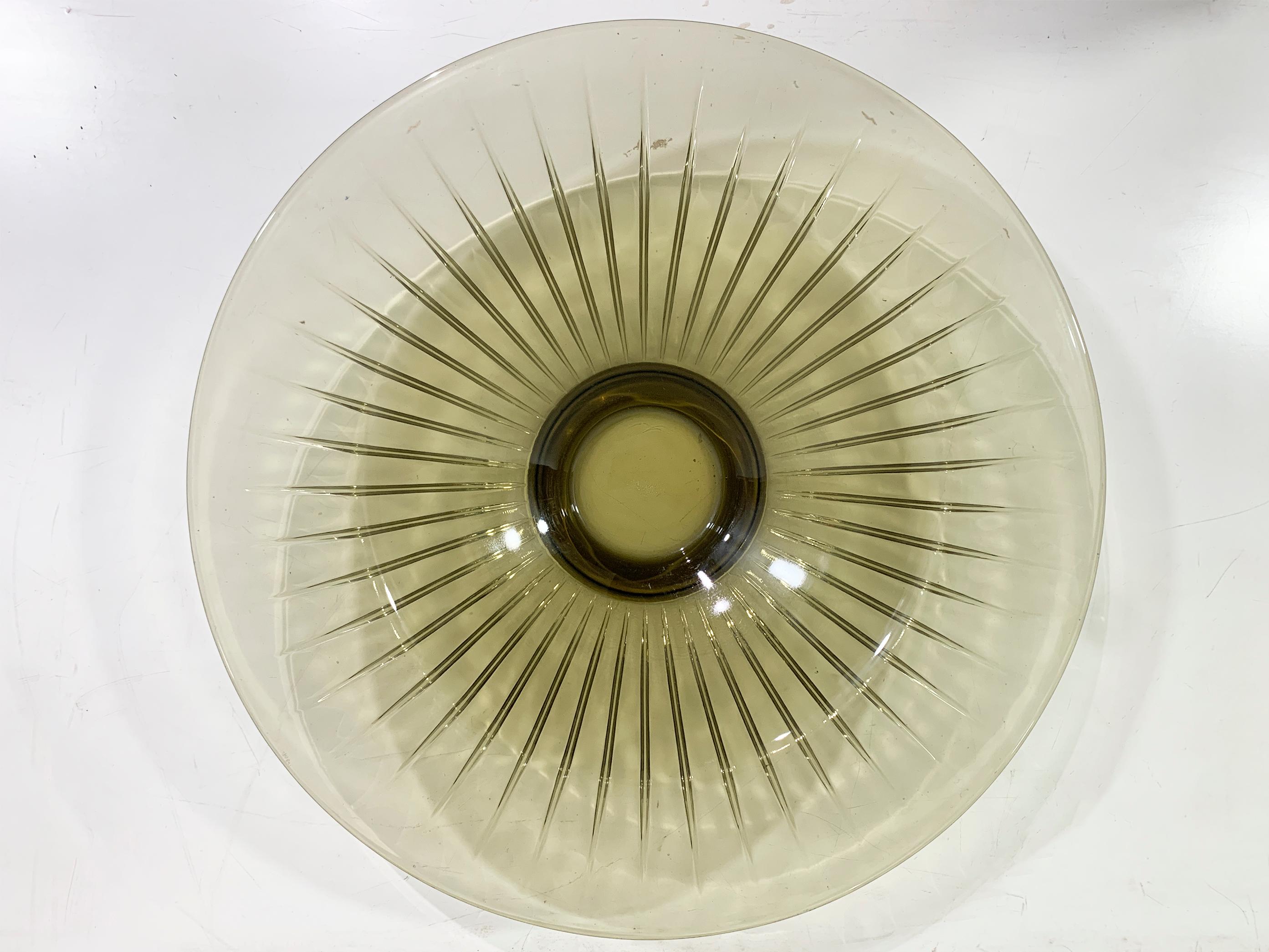 Una elegante fuente de cristal Art Déco firmada 