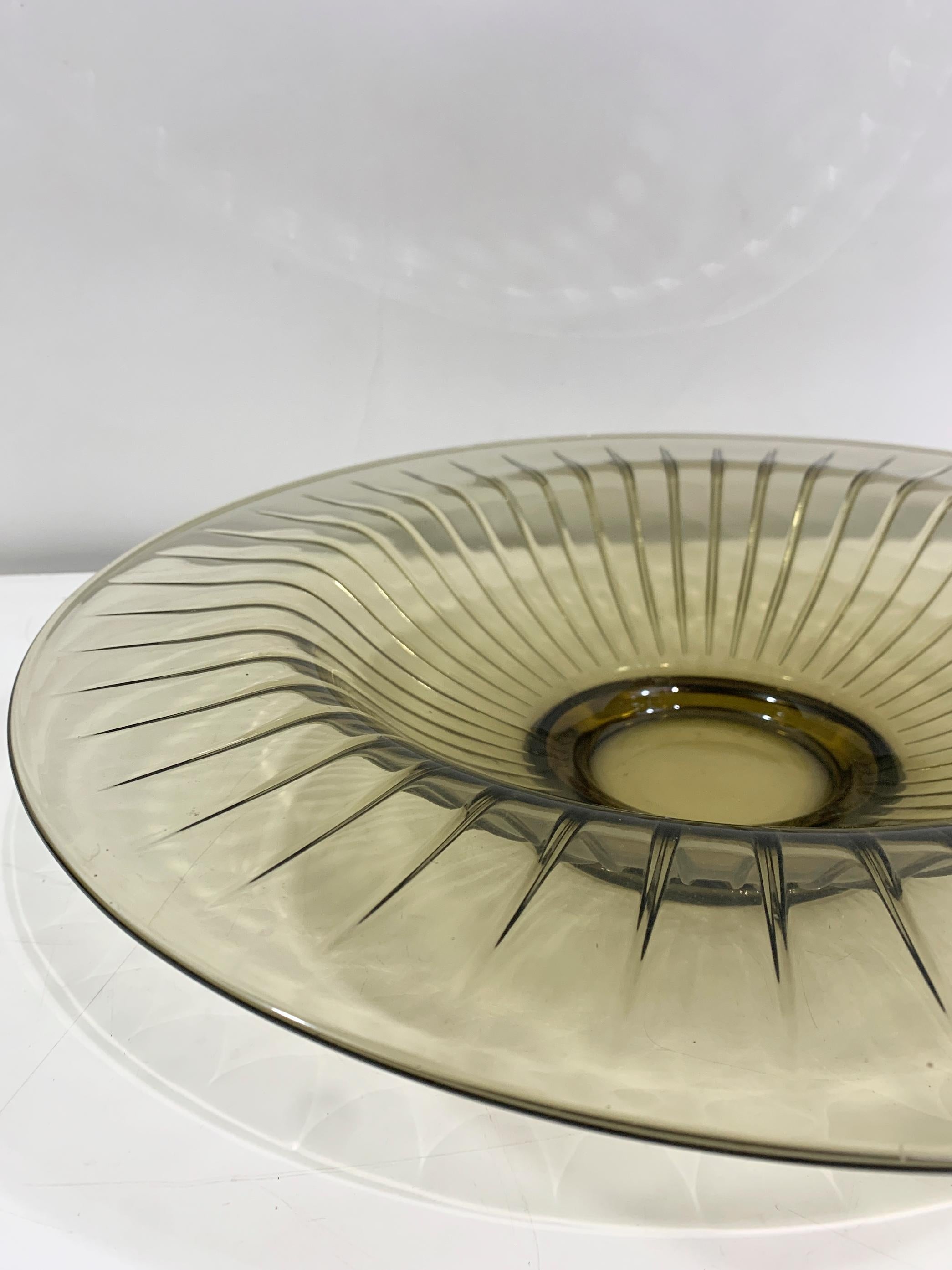 Plato de vidrio ahumado Art Decó Firmado Verlys Glass Francia siglo XX en venta