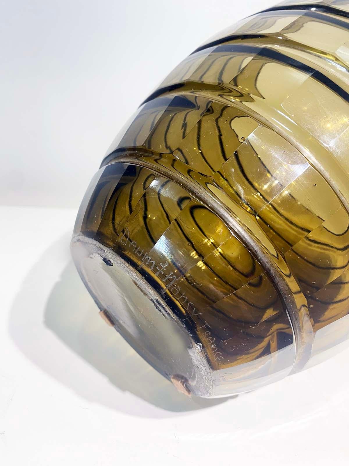 Vetro Vaso in vetro fumé Art Deco firmato Daum Nancy Francia circa 1930 in vendita