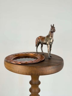 Tavolino da fumatori in stile Art Déco con statuetta di cavallo e posacenere in rame, anni '30