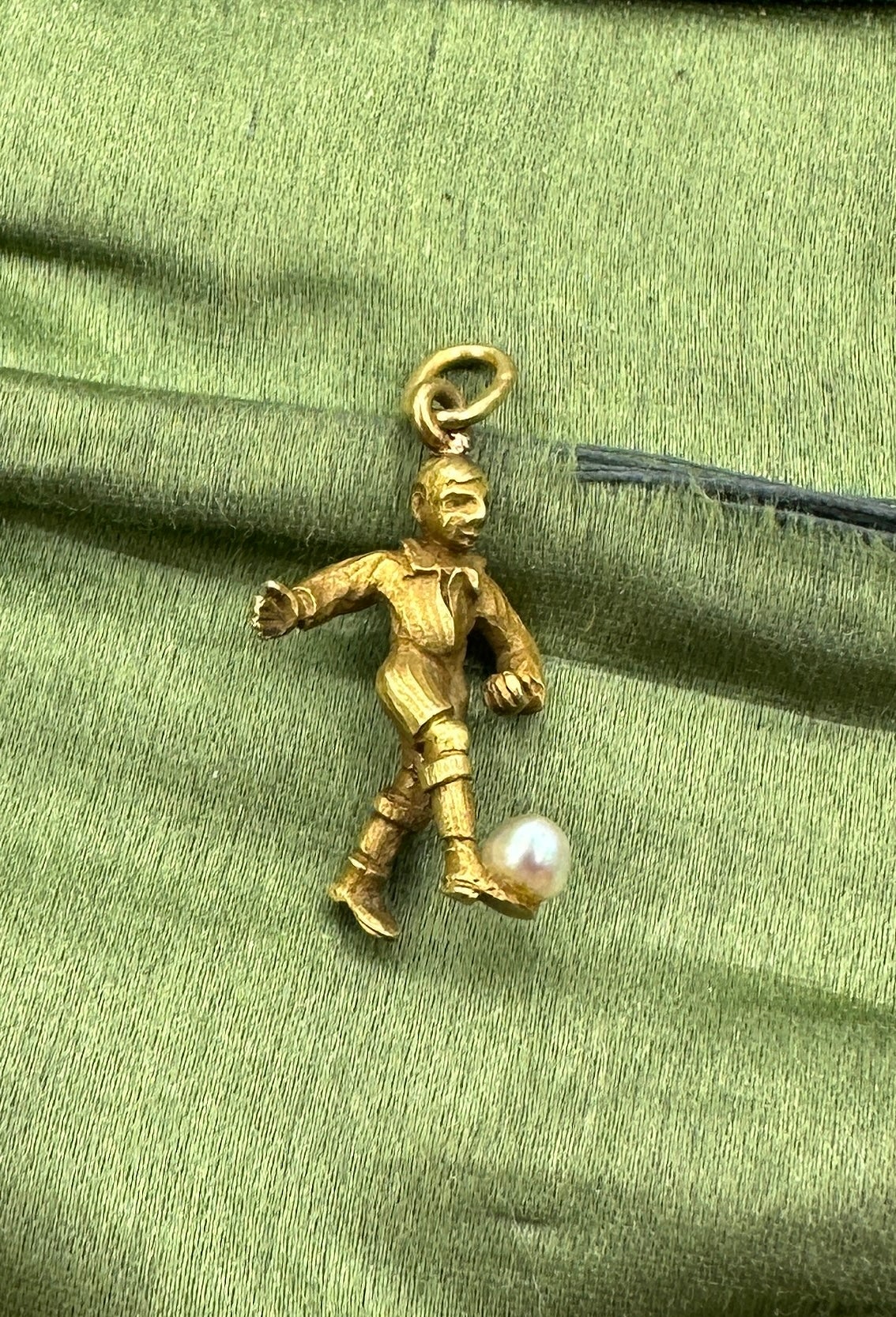 Antike Halskette mit Anhänger für Fußballspieler im Art déco-Stil aus Gold mit Perlen im Angebot 1