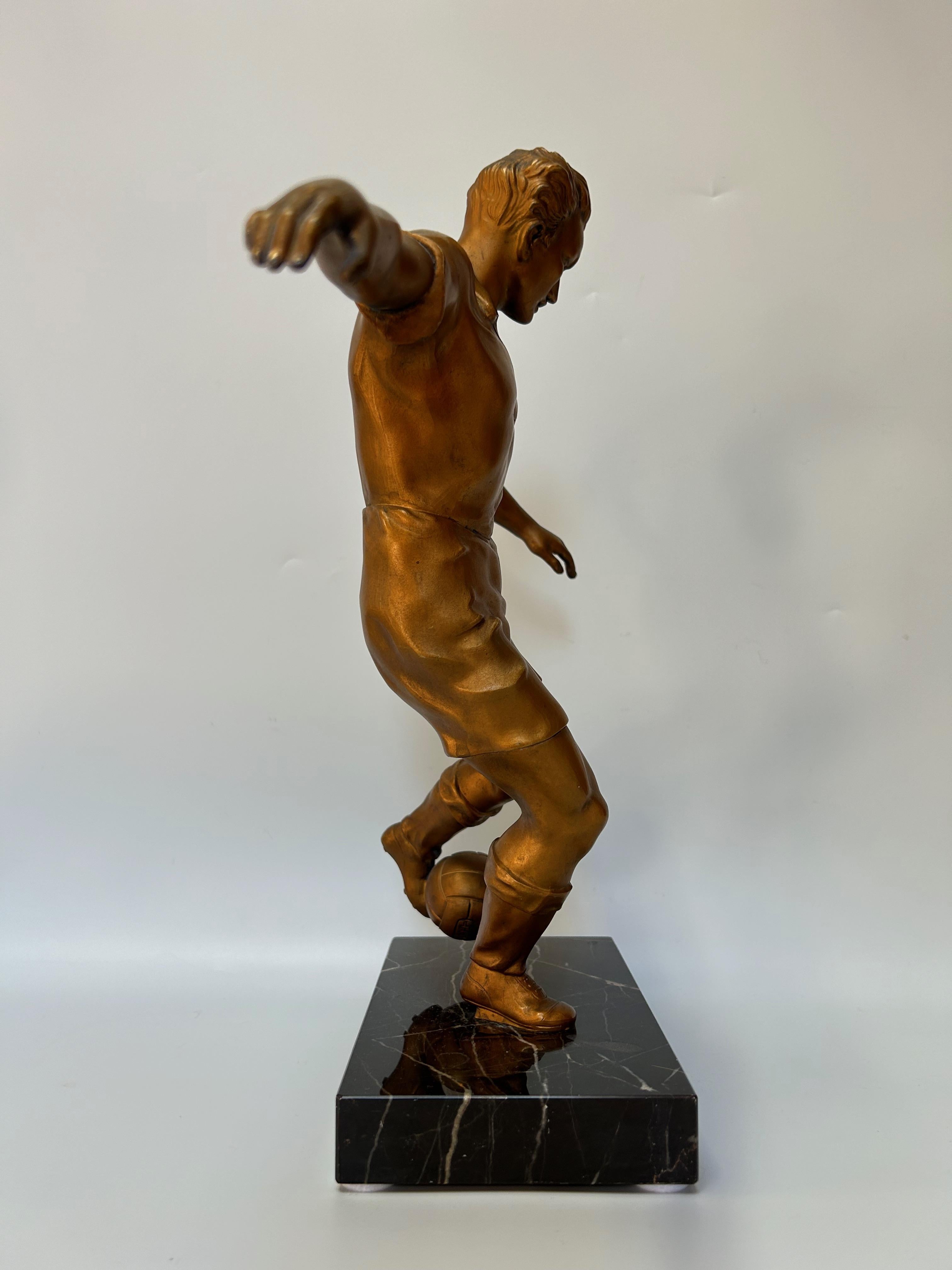 Sculpture de joueur de football Art déco Excellent état - En vente à NANTES, FR