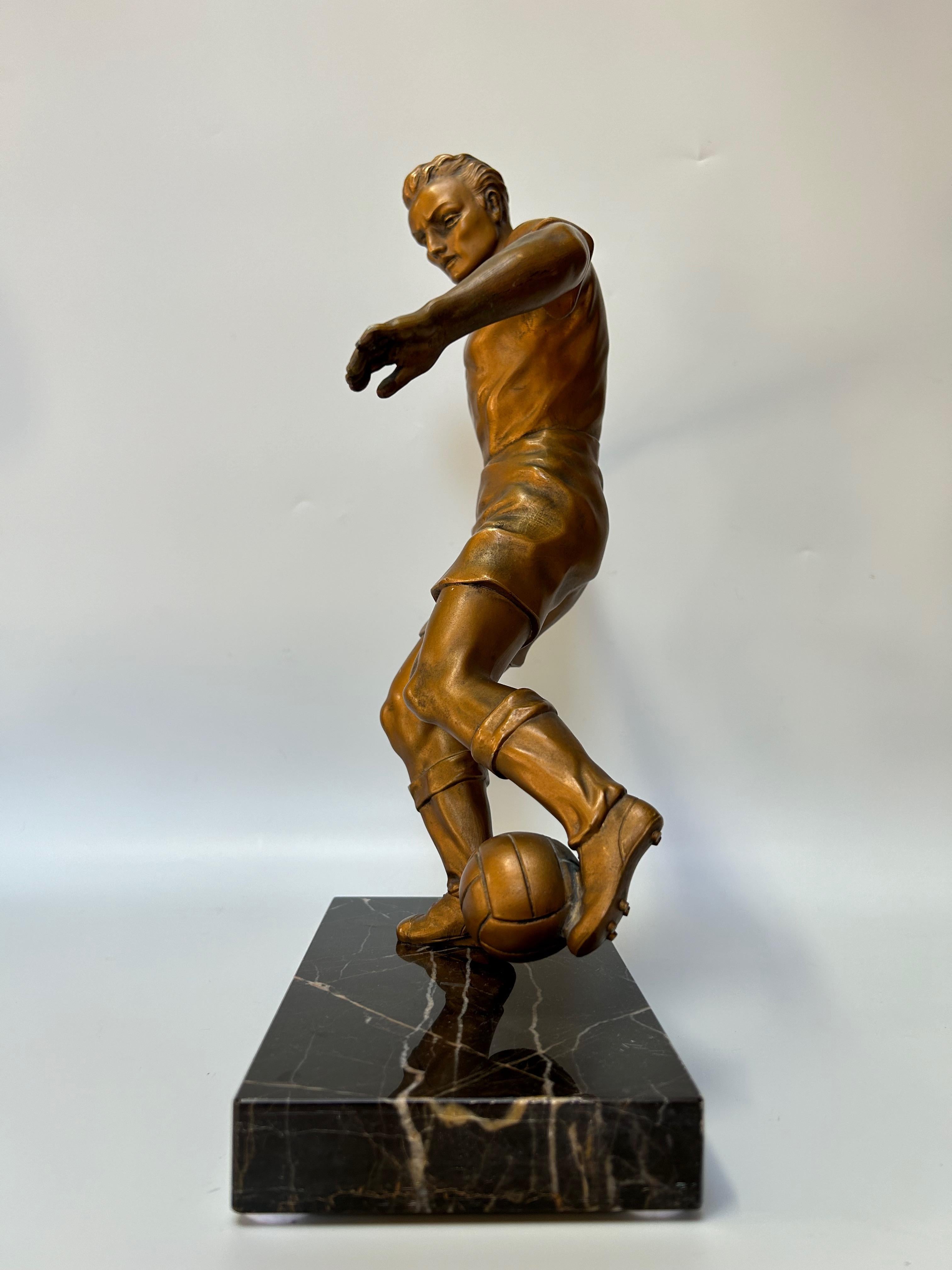 20ième siècle Sculpture de joueur de football Art déco en vente