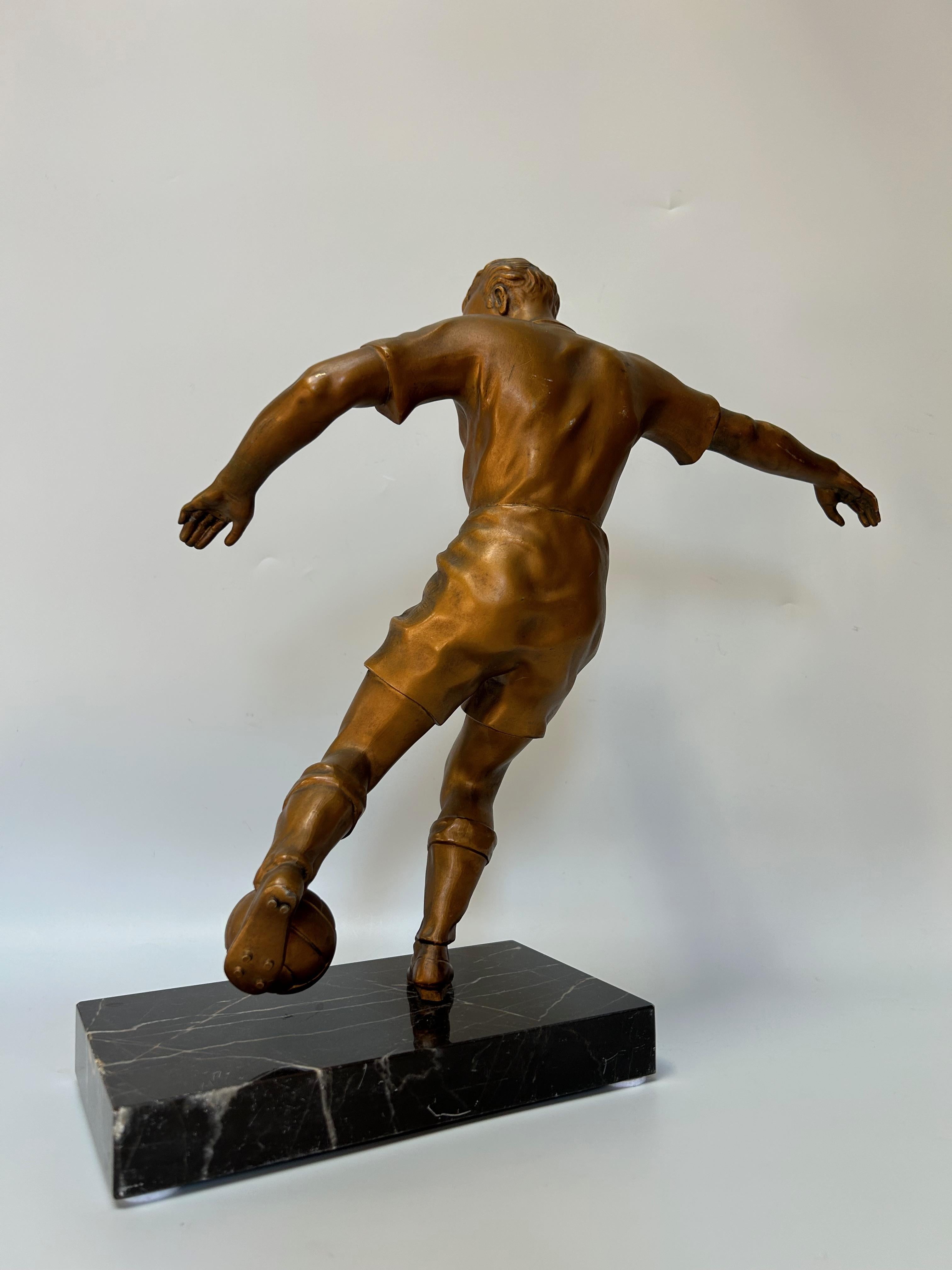 Zinc brut Sculpture de joueur de football Art déco en vente