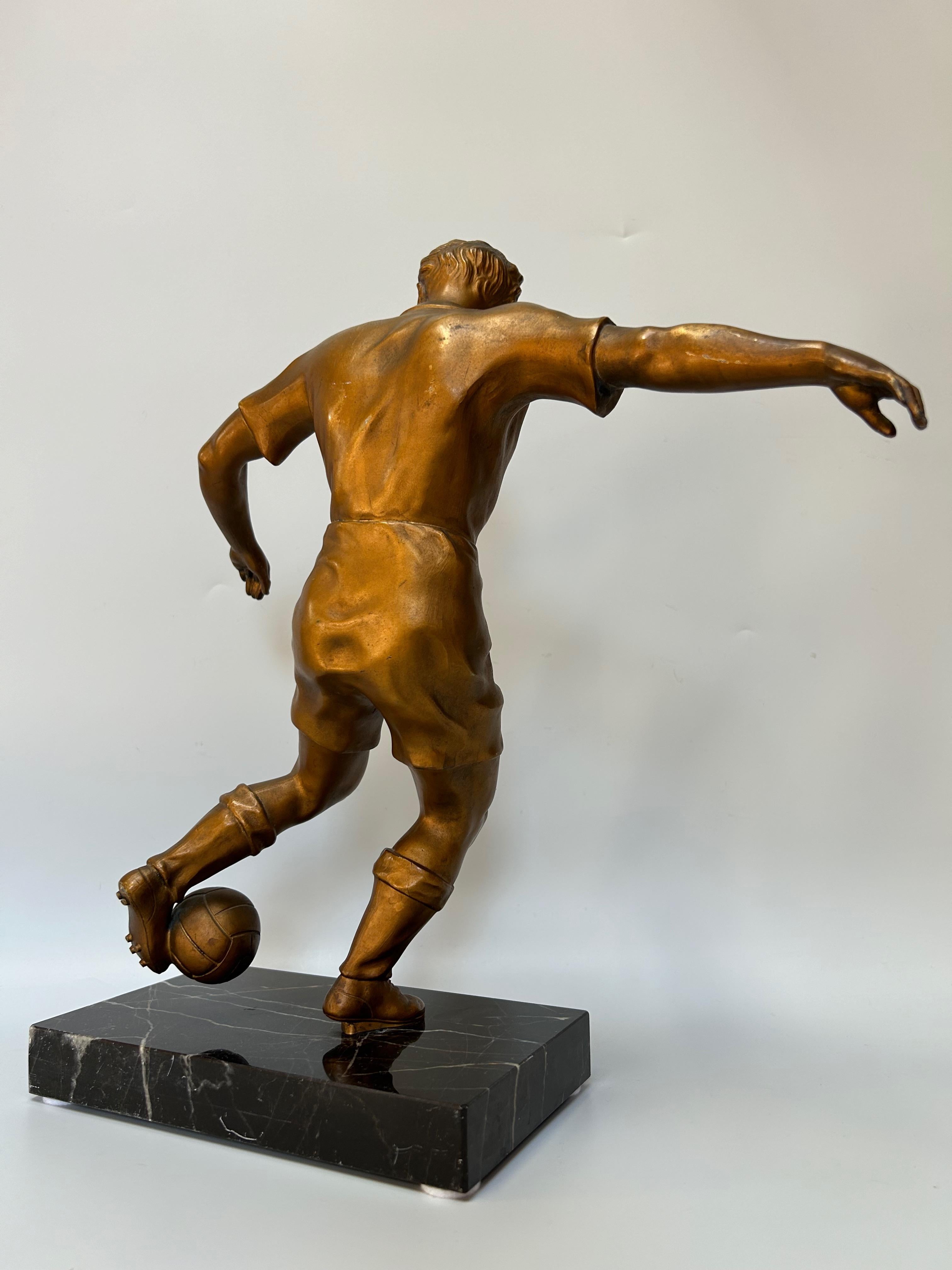 Sculpture de joueur de football Art déco en vente 1