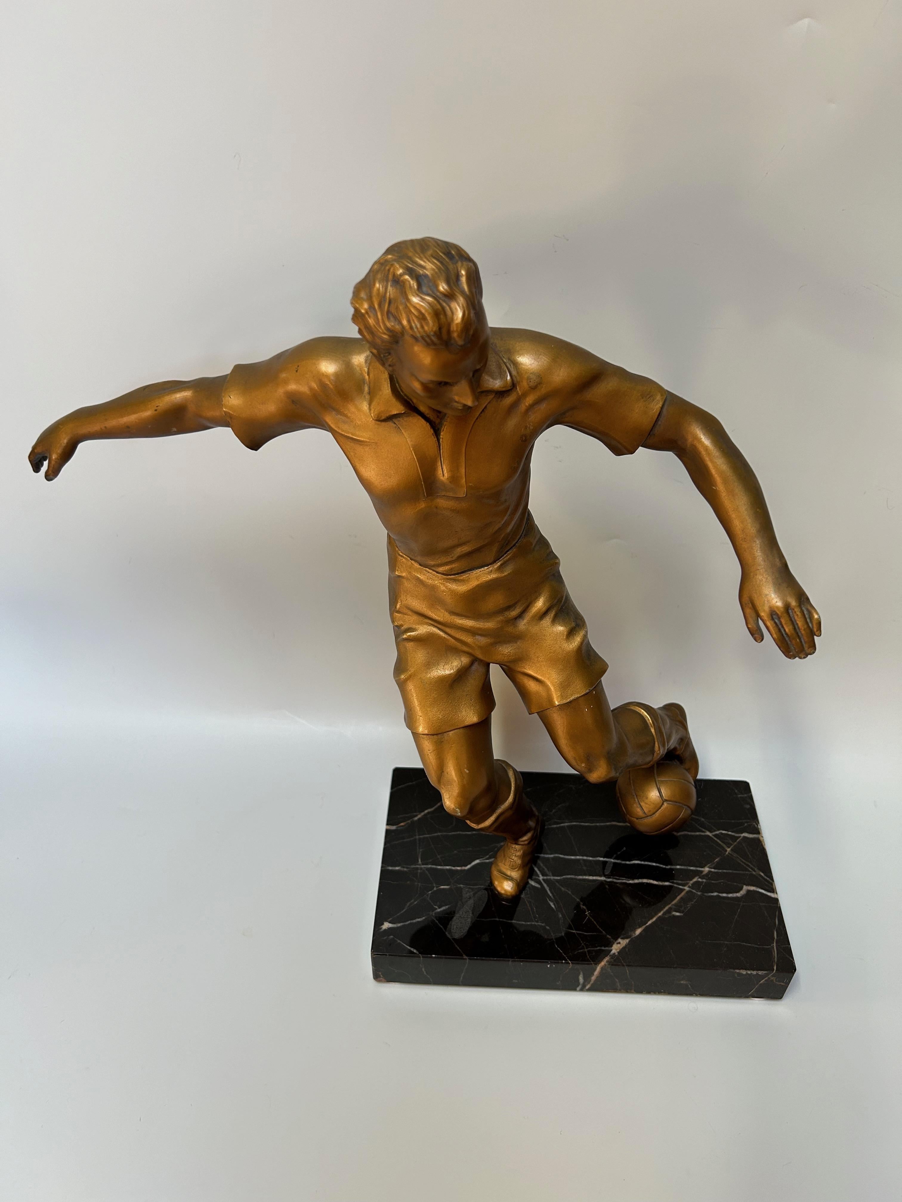 Sculpture de joueur de football Art déco en vente 2