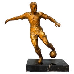 Skulptur eines Fußballspielers im Art déco-Stil