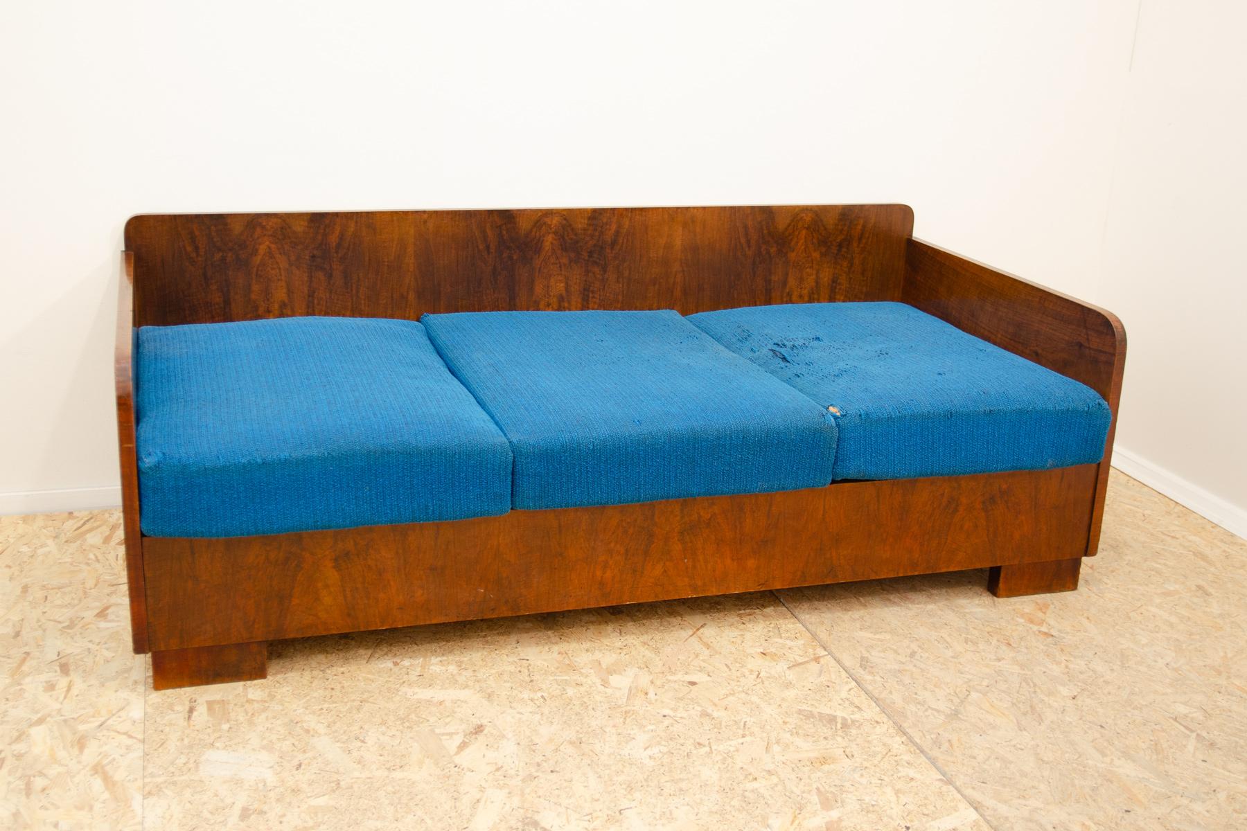 Ce canapé de style ART DECO avec un espace de rangement a été conçu et fabriqué dans les années 1930 dans l'ancienne Tchécoslovaquie.
Ce design simple s'inscrit dans le contexte de la création de design en Tchécoslovaquie entre les années 1930 et
