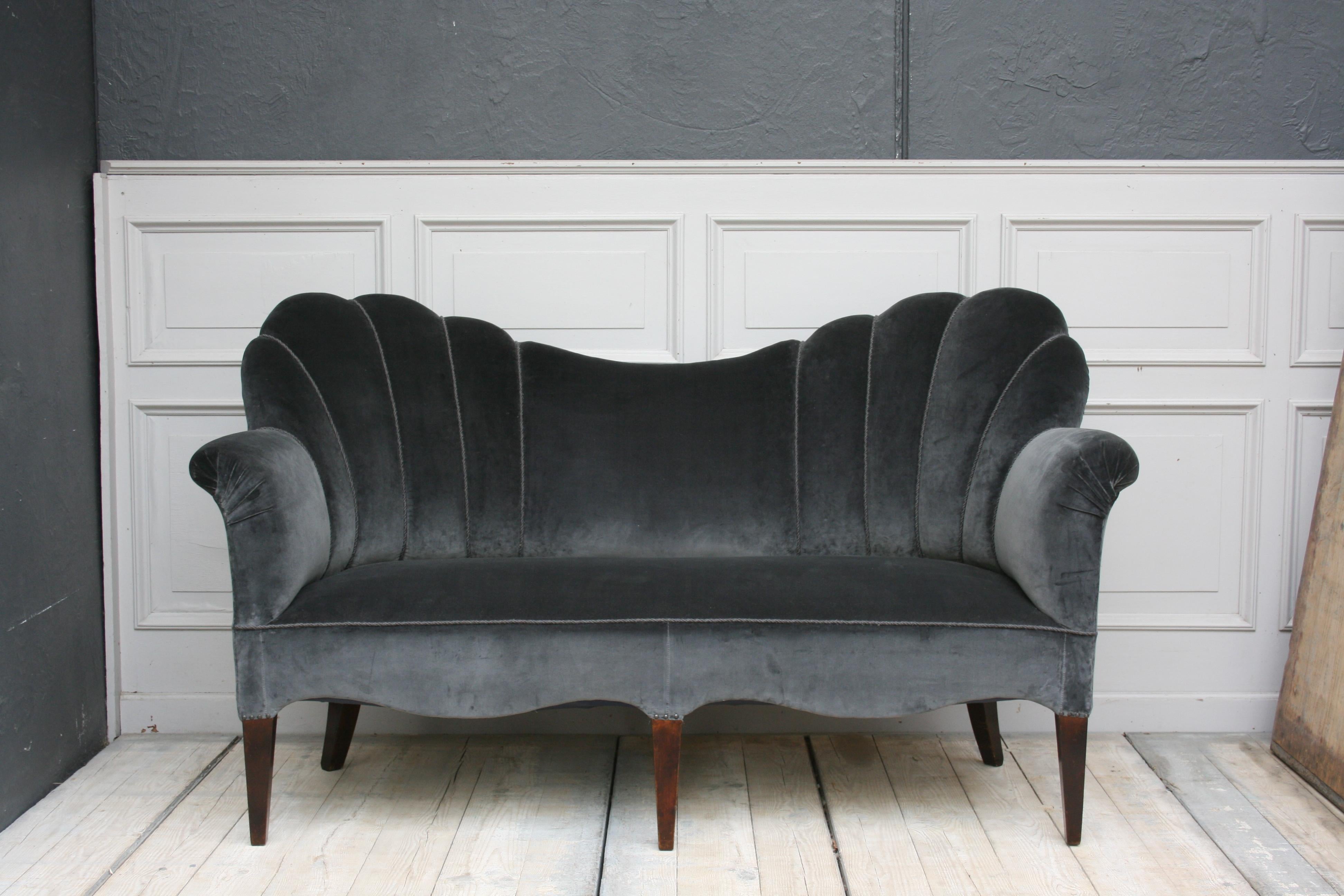 Beautiful original Art Deco sofa from the 1930s. Standing on 6 feet. Elegant curved design. New upholstery in gray velvet fabric.

Dimensions: 100 cm high, 165 cm wide, 65 cm deep, seat height, 45 cm.