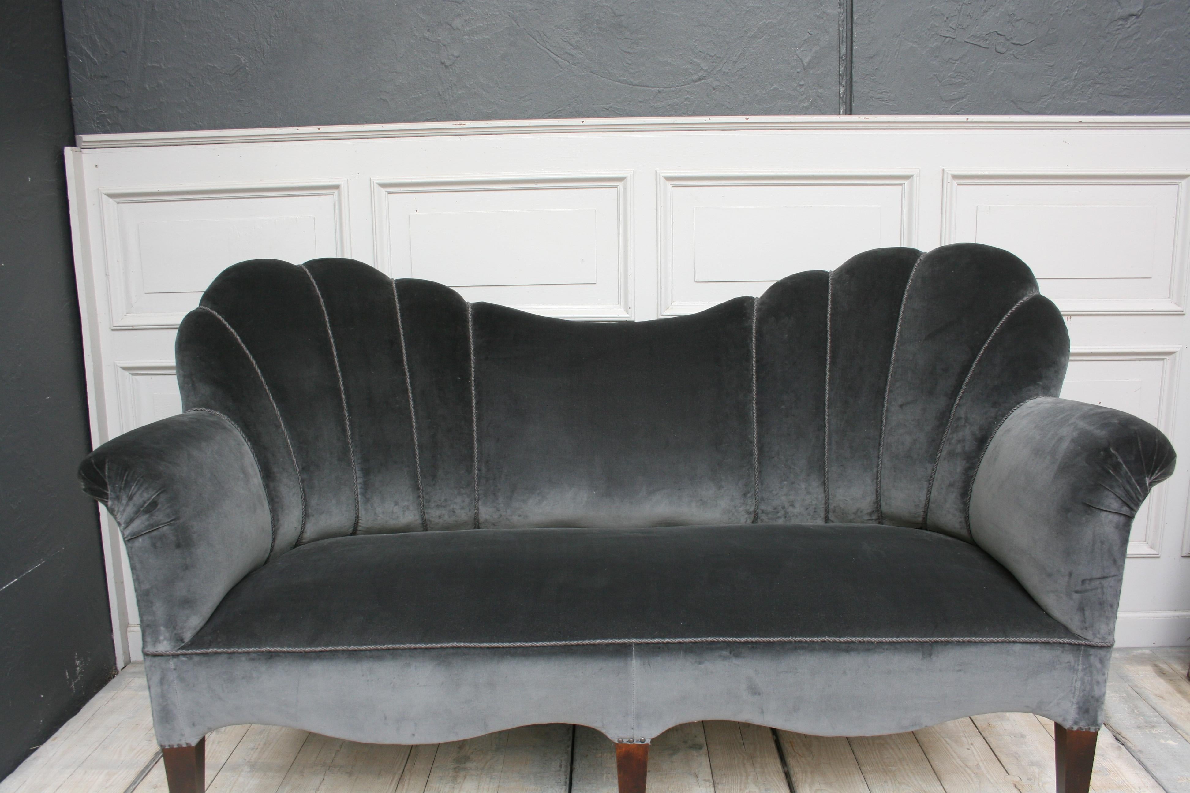 Art Deco Sofa, 1930s, Newly Upholstered in Gray Velvet Fabric In Good Condition In Dusseldorf, DE