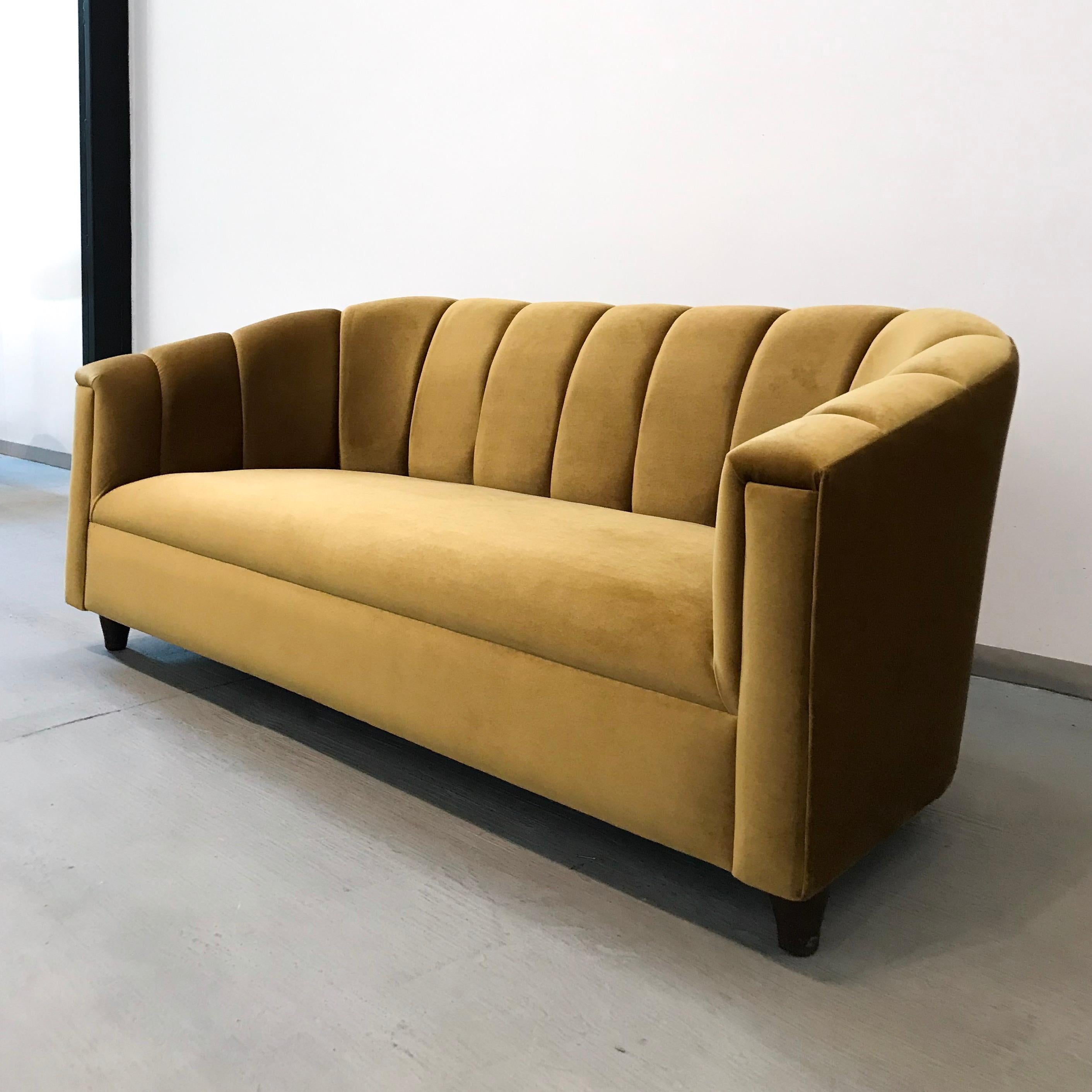 Messicano Divano in stile Art Deco, velluto dorato, di Watt Studio in vendita