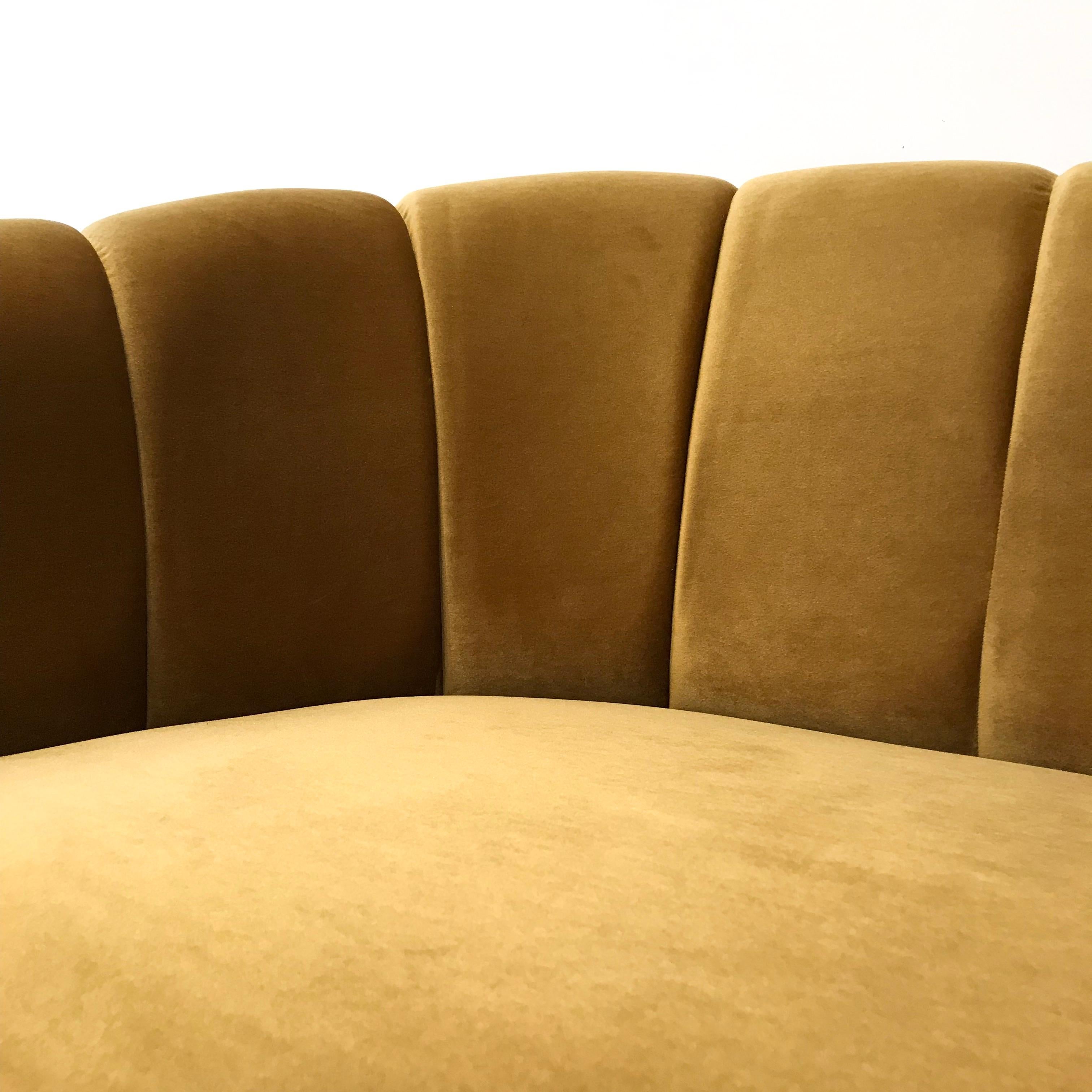 XXI secolo e contemporaneo Divano in stile Art Deco, velluto dorato, di Watt Studio in vendita