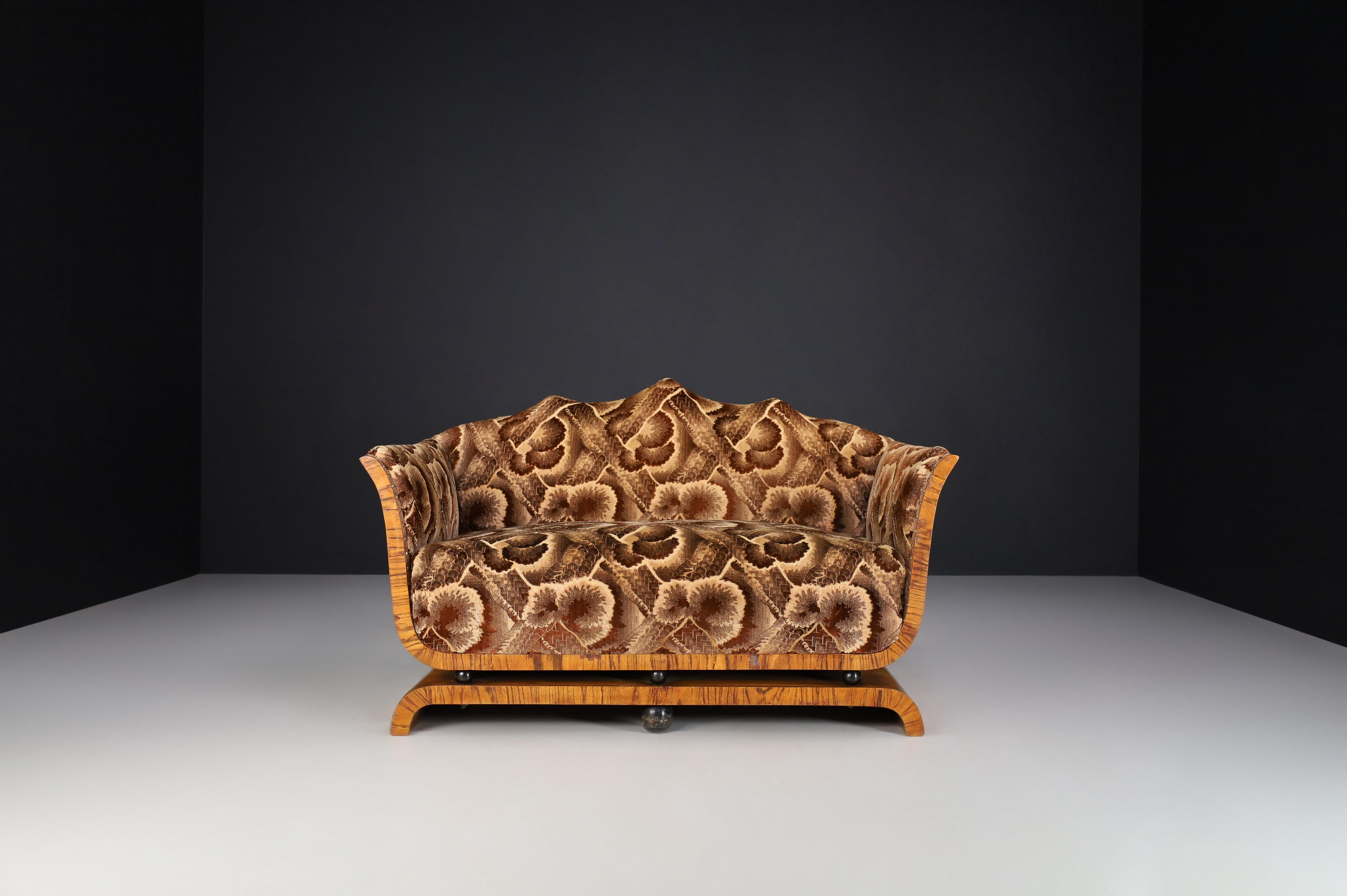 Italian Art Deco Sofa in Walnut and Original Fabric, Italy, 1930s