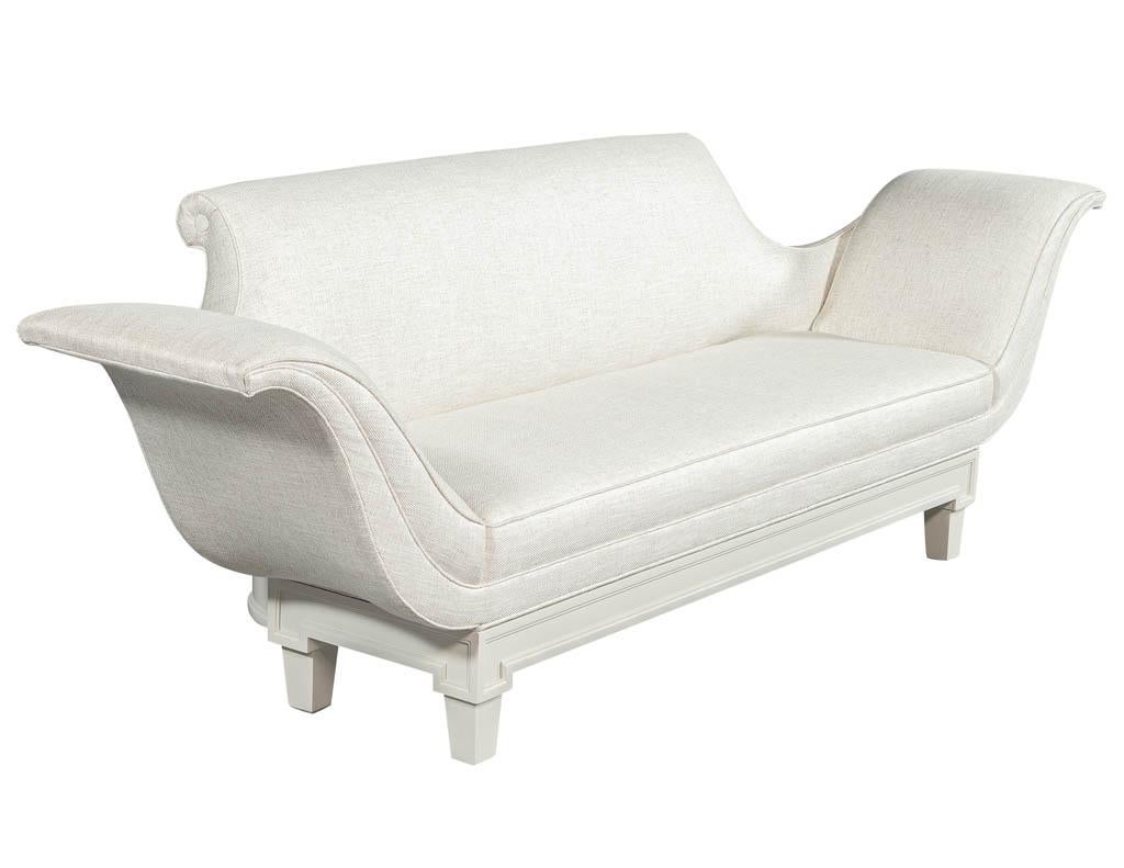 Art Deco Sofa in weißem Lack. Original-Art-Deco-Stück, meisterhaft restauriert vom Carrocel-Team. Ausgestattet mit weißem Lack und neuer strukturierter Polsterung.
Der Preis beinhaltet die kostenlose Lieferung an die Bordsteinkante auf dem