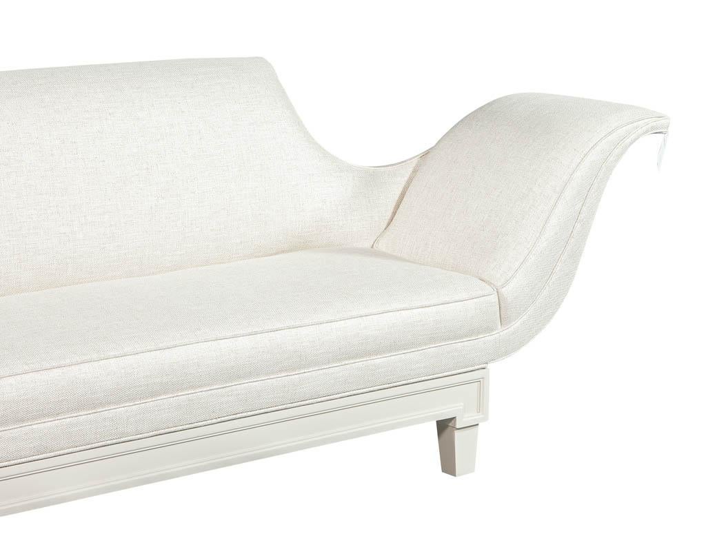 Art Deco Sofa in weißem Lack (Stoff)