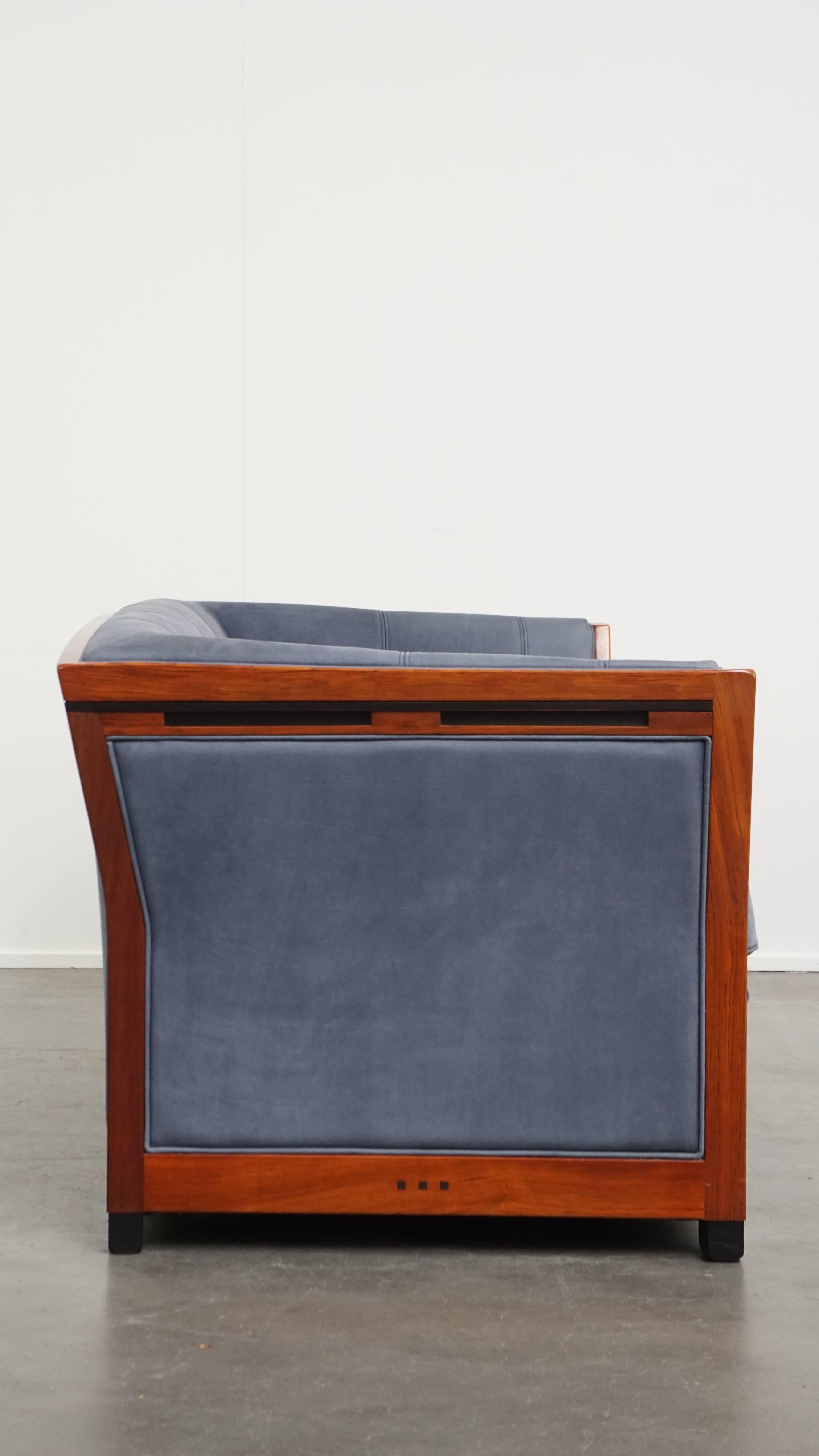 In offerta c'è questo affascinante divano Schuitema dal design Art Deco con un bellissimo rivestimento in pelle nubuck blu della serie Decoforma. Questo elegante divano è realizzato dal marchio olandese Schuitema, noto per l'alta qualità e il design