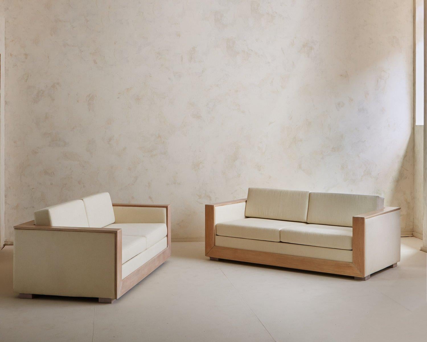 Art déco-Sofa mit Besatz aus gekälktem Eichenholz, Frankreich, 20. Jahrhundert, ''2 Stück verfügbar''  im Zustand „Gut“ im Angebot in Chicago, IL