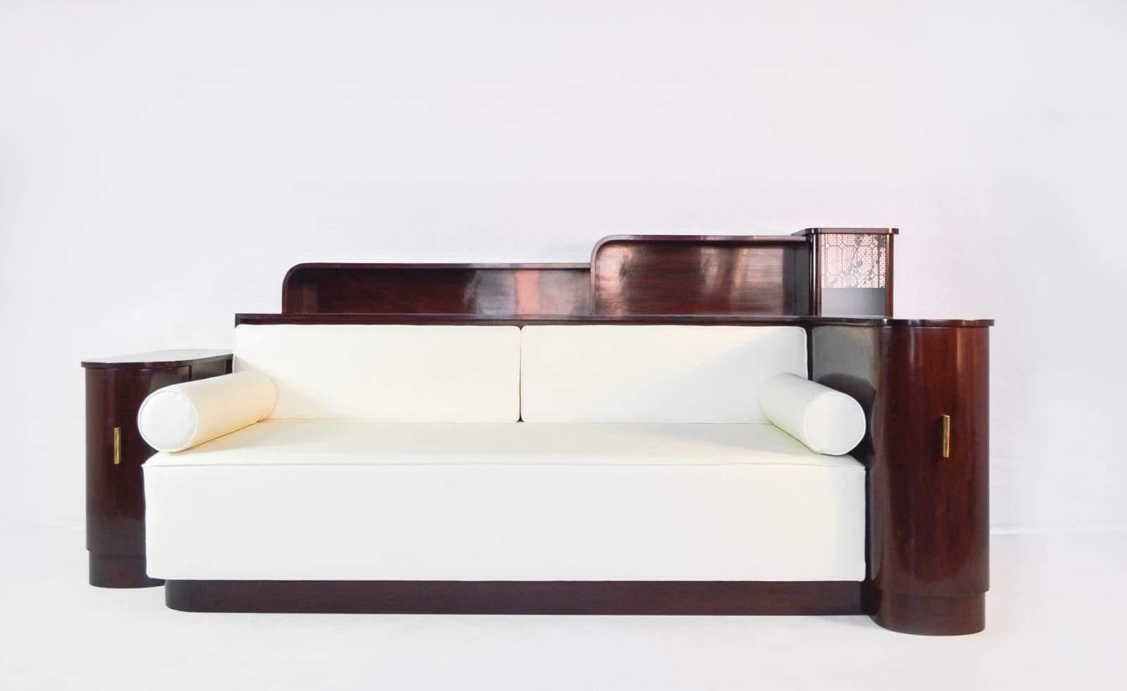 Merveilleux, design haut de gamme, authentique canapé Art Déco des années 1920 avec des vitrines en bois de noyer et une paire de chaises longues assorties originaires de France. Des lignes magnifiques, un style étonnant et élégant. Les vitrines