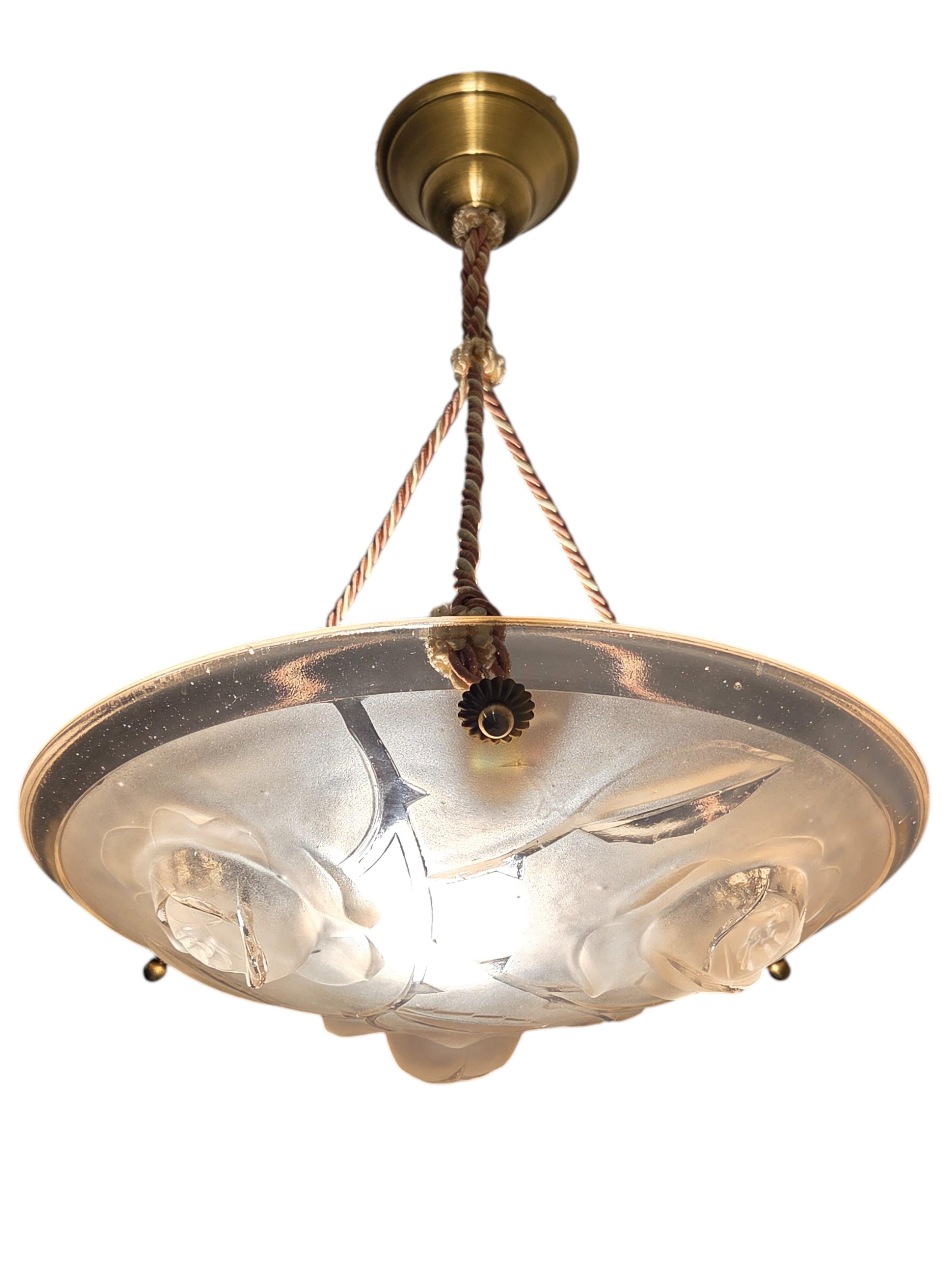 Lustre Art Déco rose tendre avec rosace et cordon de fixation en vente 2