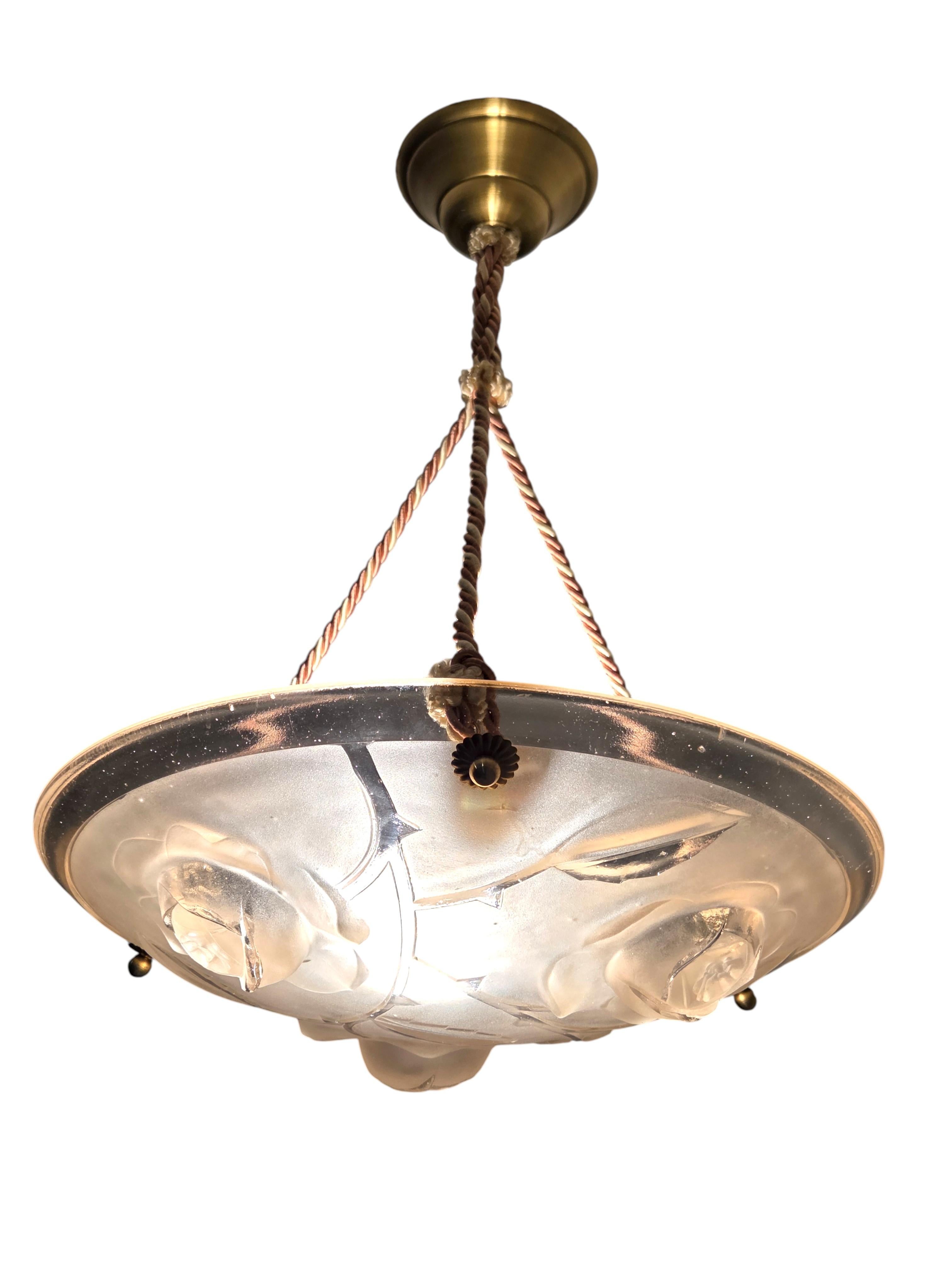 Lustre Art Déco rose tendre avec rosace et cordon de fixation en vente 3