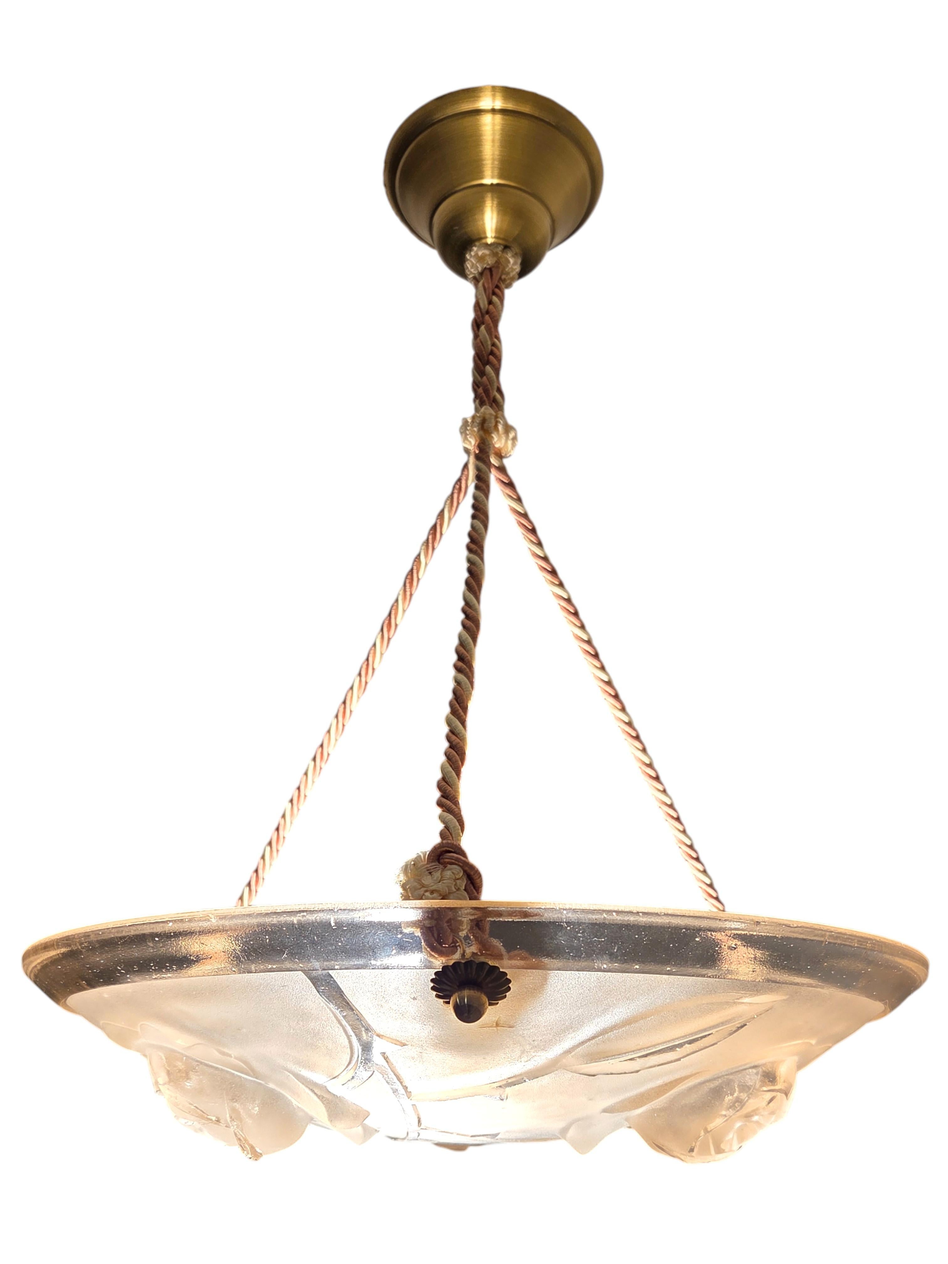 Lustre Art Déco rose tendre avec rosace et cordon de fixation en vente 5