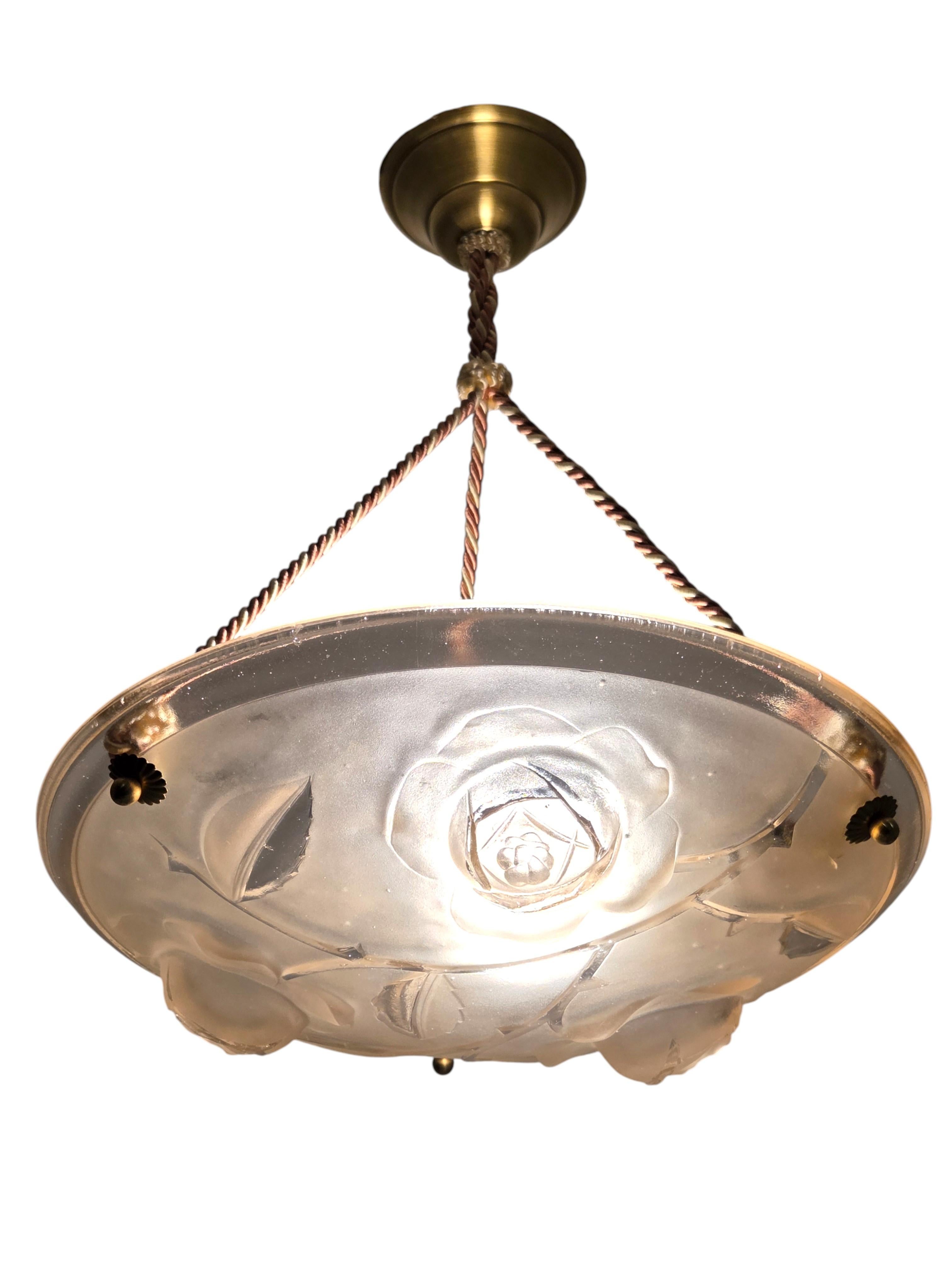 Lustre Art Déco rose tendre avec rosace et cordon de fixation en vente 6