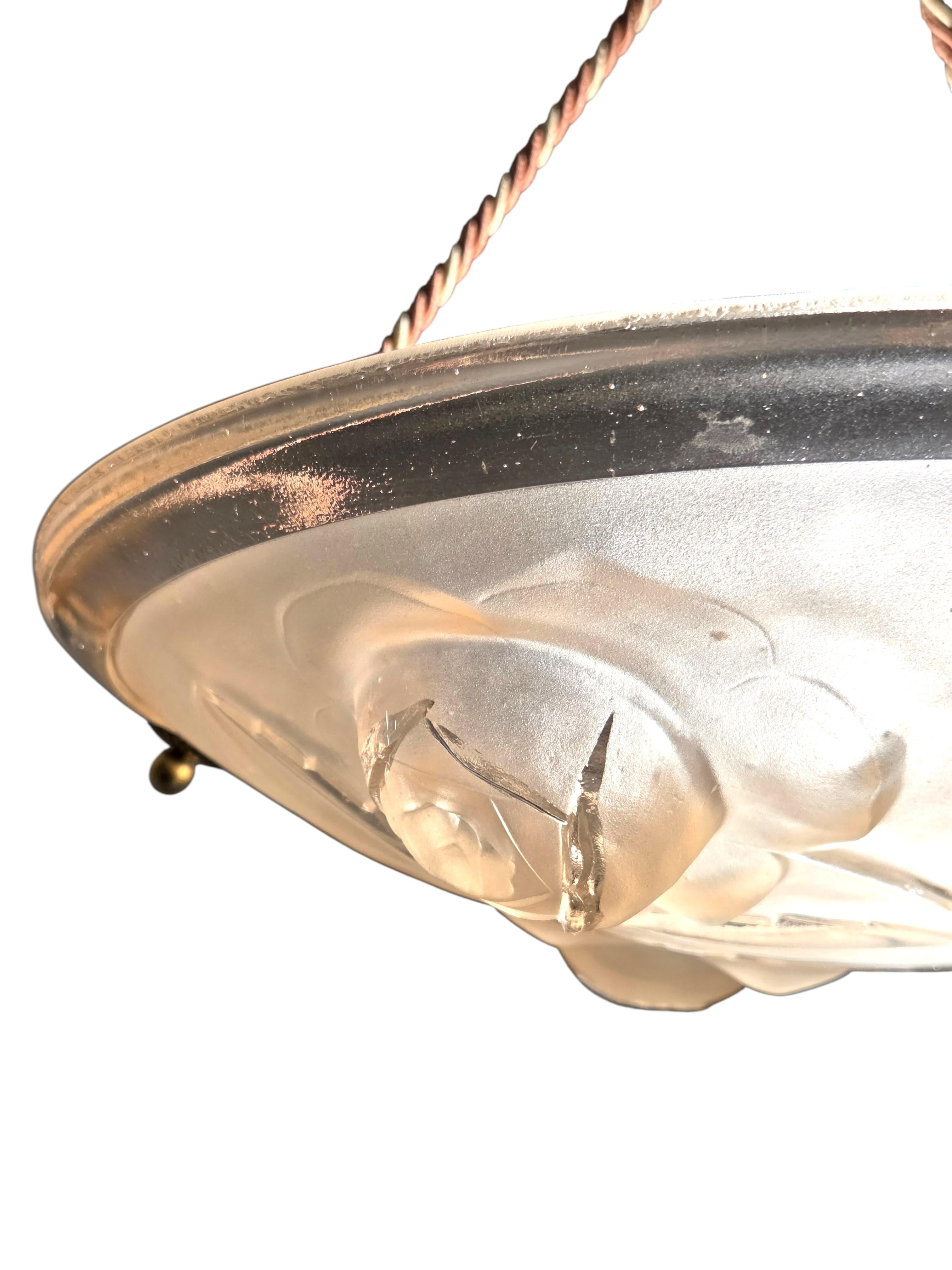 Lustre Art Déco rose tendre avec rosace et cordon de fixation en vente 7