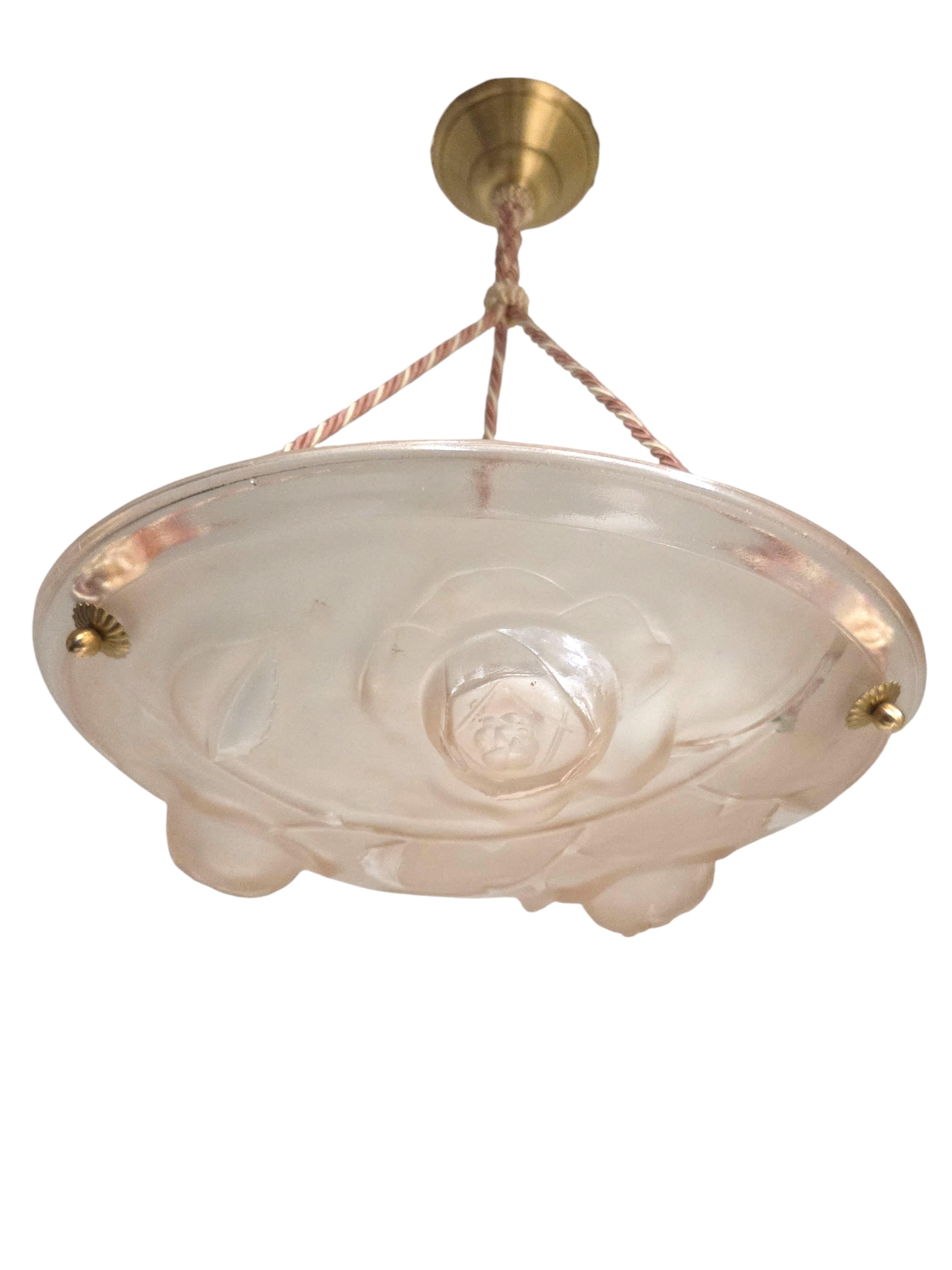 Art déco Lustre Art Déco rose tendre avec rosace et cordon de fixation en vente