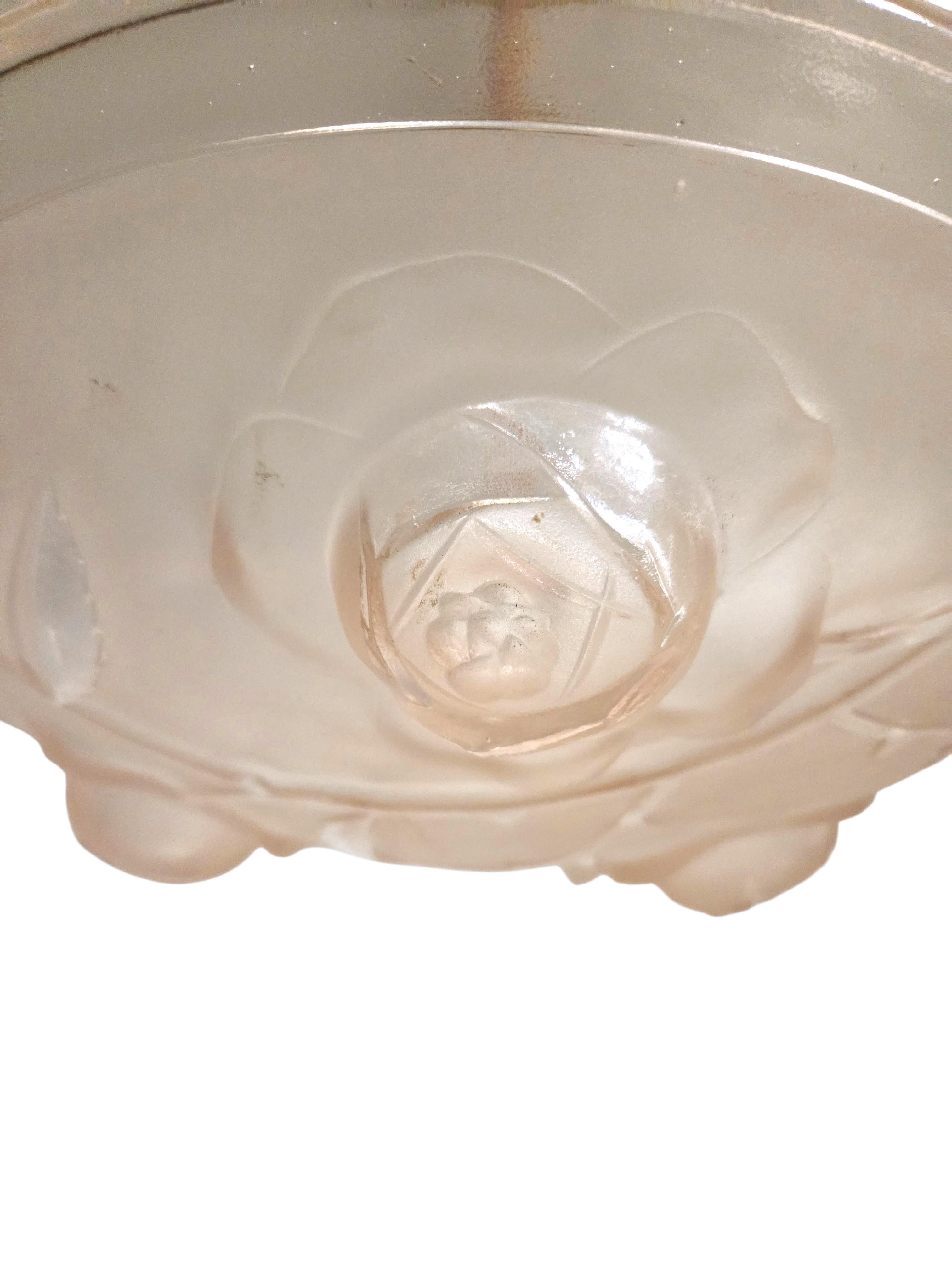 Français Lustre Art Déco rose tendre avec rosace et cordon de fixation en vente
