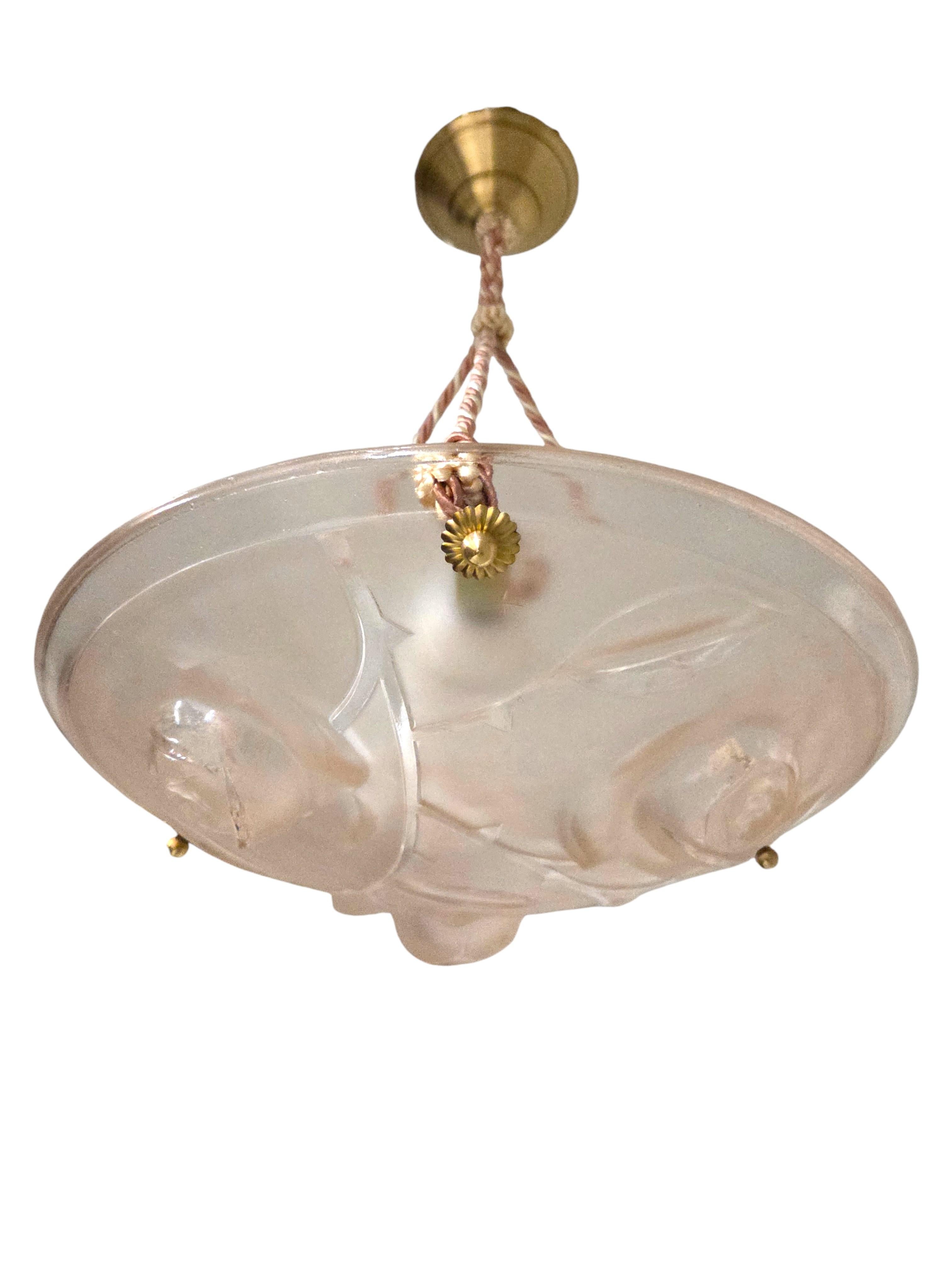 Moulé Lustre Art Déco rose tendre avec rosace et cordon de fixation en vente