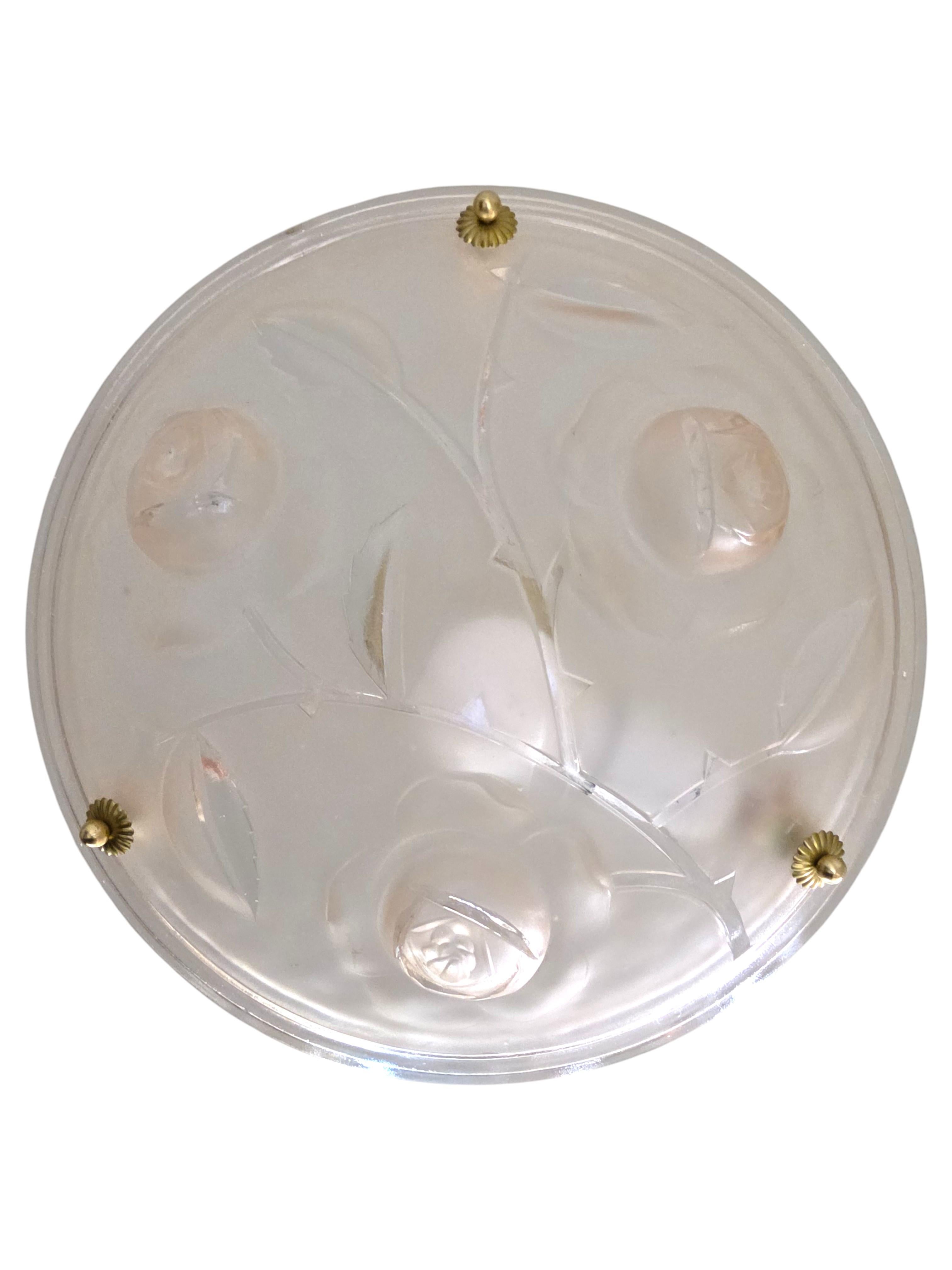 Lustre Art Déco rose tendre avec rosace et cordon de fixation Bon état - En vente à New York City, NY