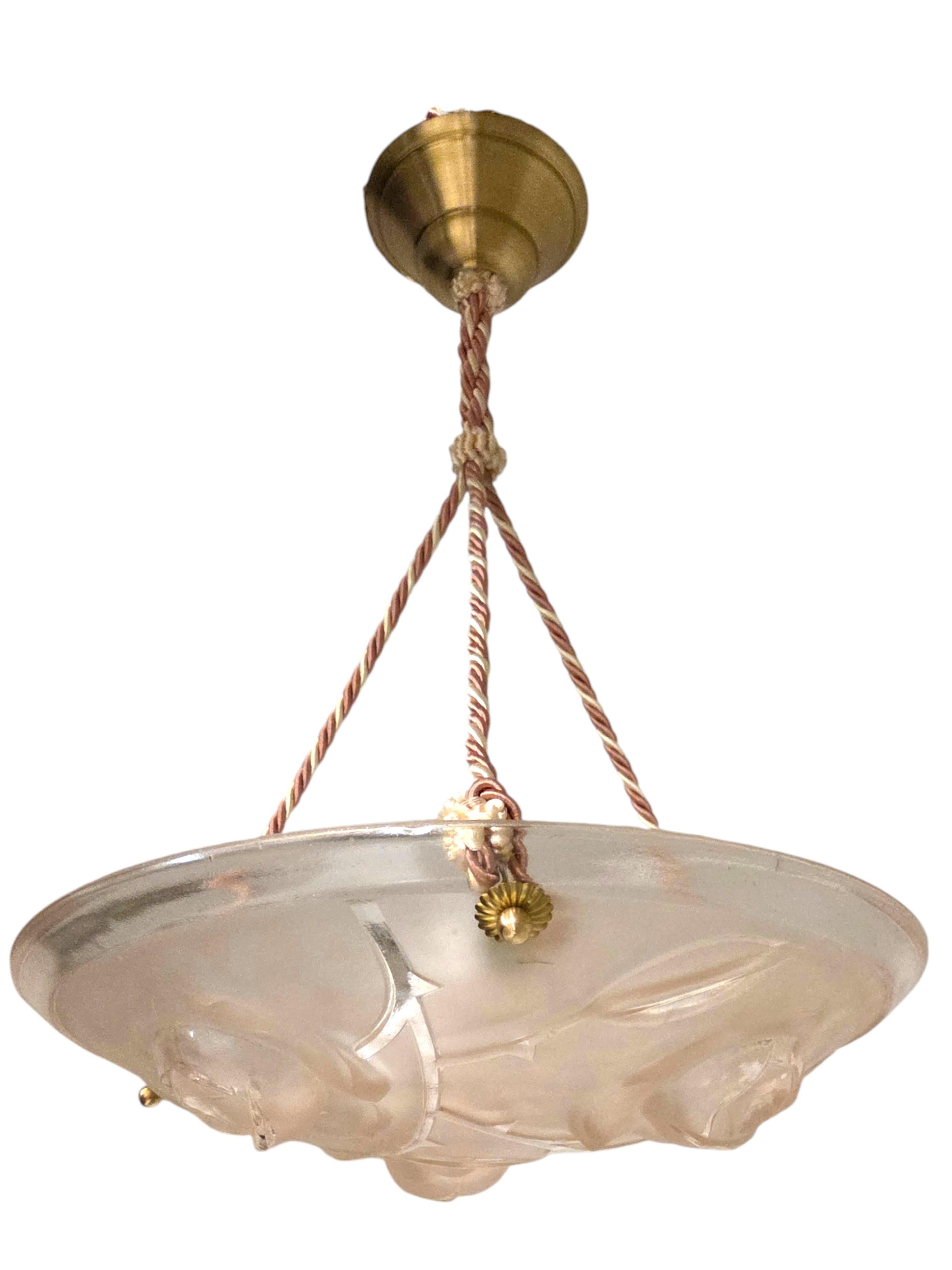 20ième siècle Lustre Art Déco rose tendre avec rosace et cordon de fixation en vente