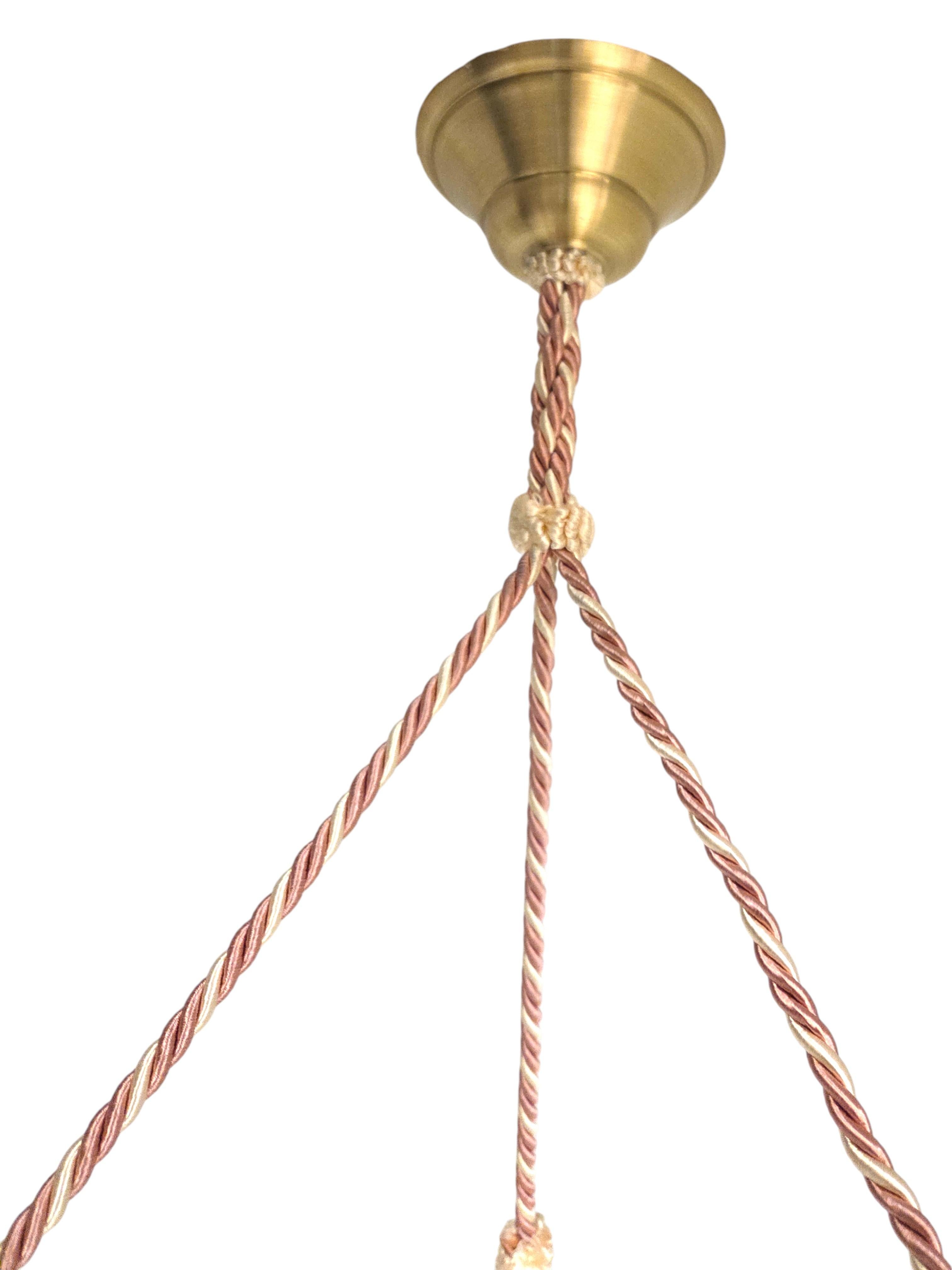 Laiton Lustre Art Déco rose tendre avec rosace et cordon de fixation en vente