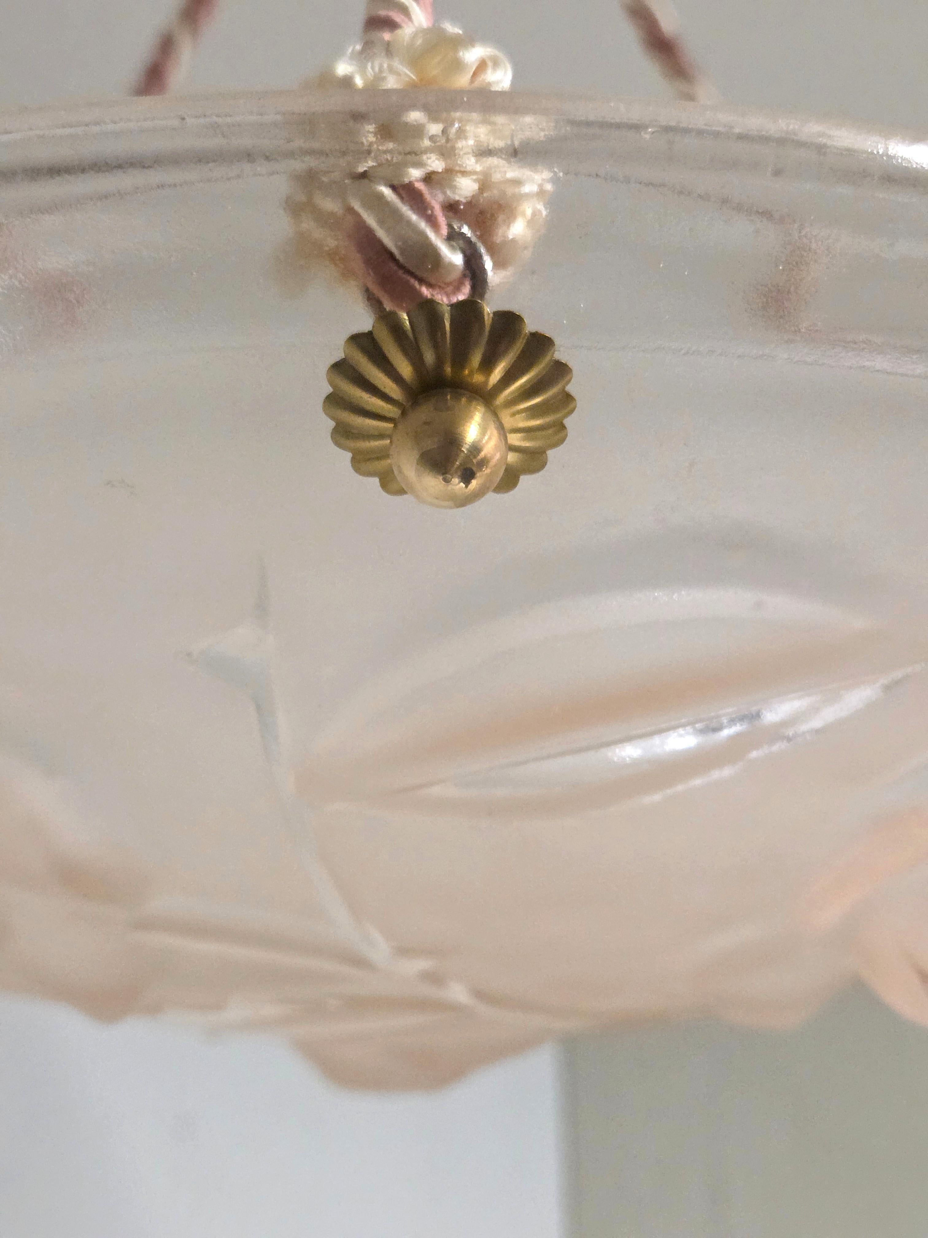 Lustre Art Déco rose tendre avec rosace et cordon de fixation en vente 1