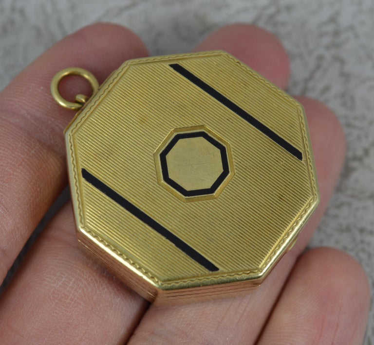 A superbly well made box.
Solid 14 carat yellow gold example.
Hexagonal shaped example. Engine turned pattern to top, bottom and engraved sides.
Black enamel to the lid and bottom too.
Inside with a circular mirror.

CONDITION ; Very good for age.