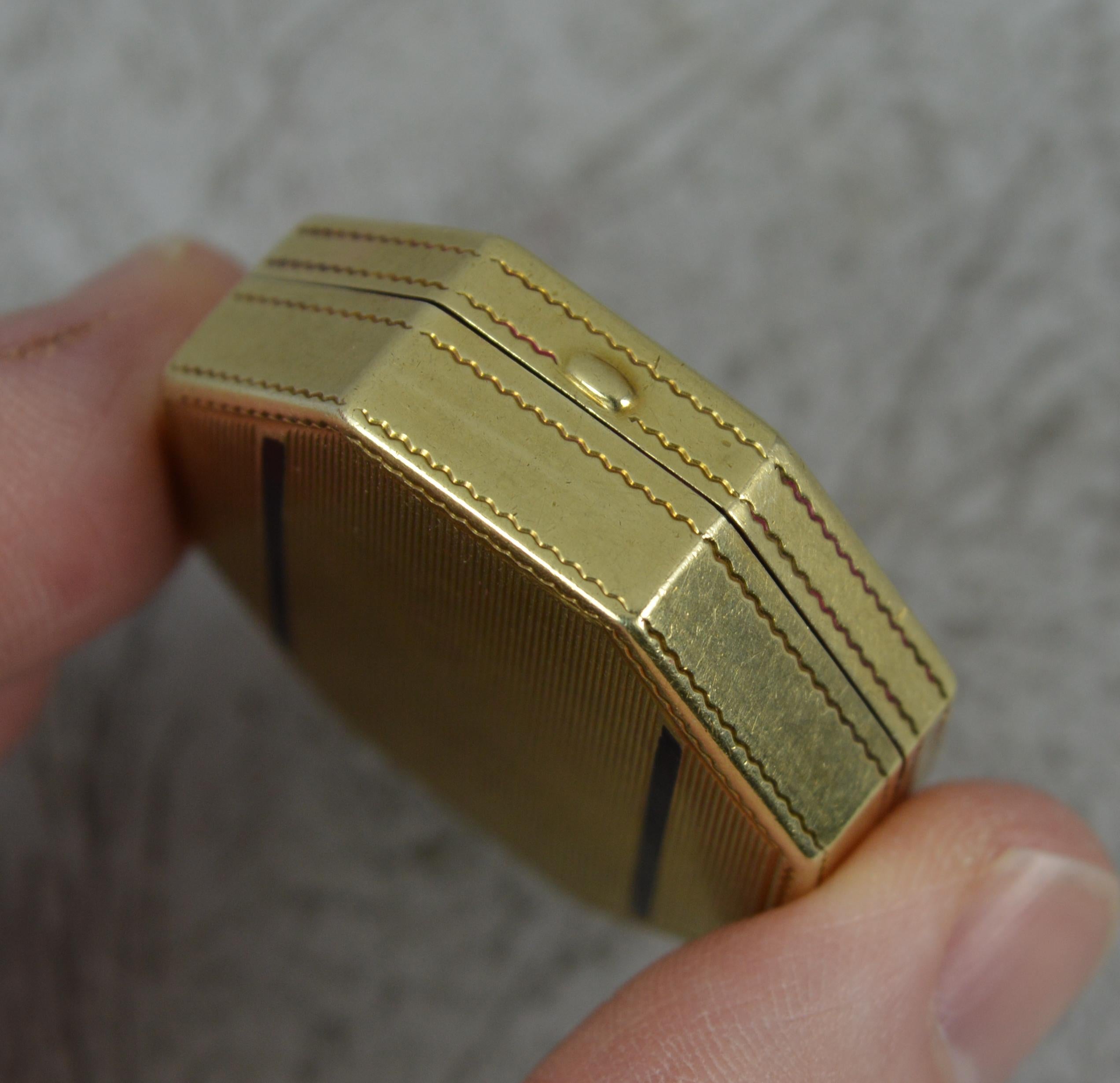 Boîte compacte Art Déco en or massif 14 carats et émail noir Unisexe en vente